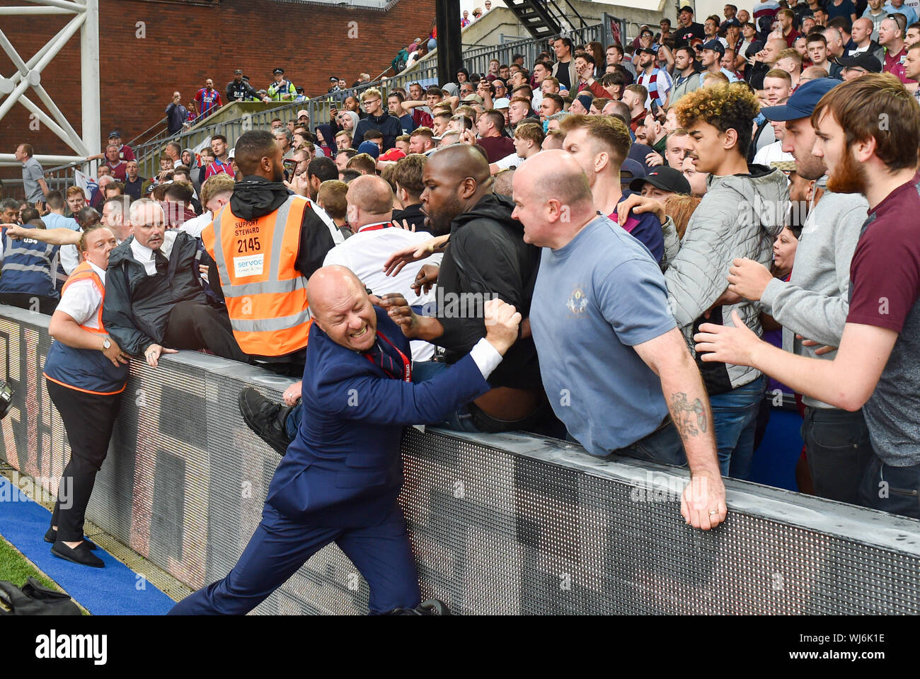 I tifosi dell'Aston Villa si scontrano con gli steward dopo il fischio finale nella partita di Premier League tra Crystal Palace e Aston Villa al Selhurst Park , Londra , 31 agosto 2019 foto Simon Dack / Telephoto Images solo uso editoriale. Niente merchandising. Per le immagini di calcio si applicano restrizioni fa e Premier League inc. Non è consentito l'utilizzo di Internet/dispositivi mobili senza licenza FAPL. Per ulteriori dettagli, contattare Football Dataco Foto Stock