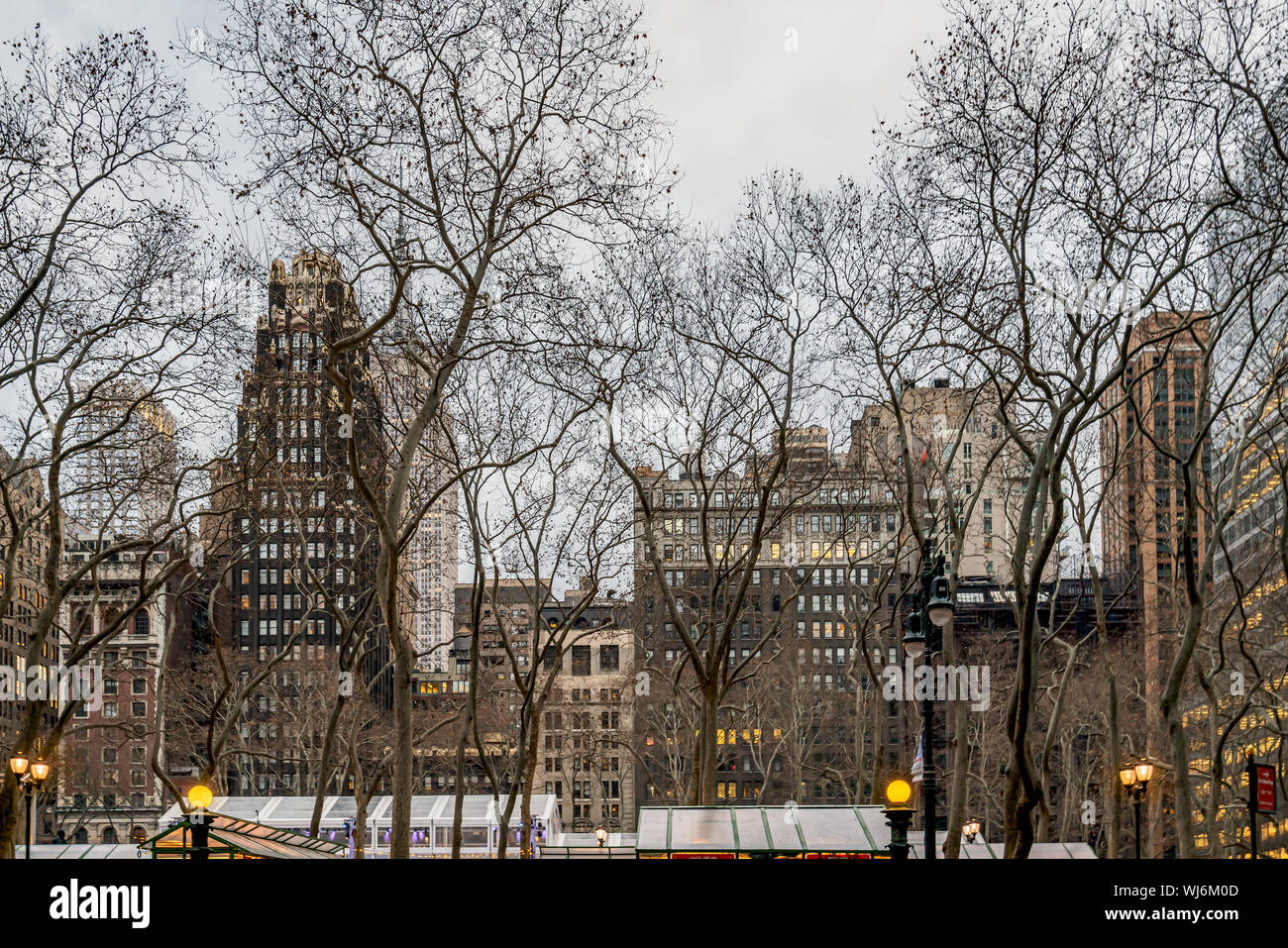 New York City, NY, STATI UNITI D'AMERICA - Dicembre 2018 - strade di Manhattan, Skyline vista dal Bryant Park, situato tra Fifth Avenue e Avenue of the Americas Foto Stock