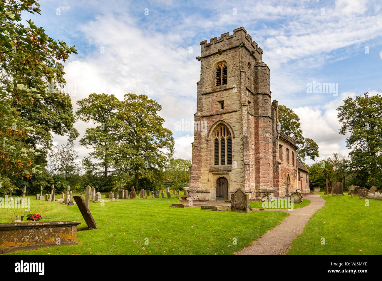 La chiesa di San Michele ( risalente ad epoca medievale ) in ambiente rurale, Baddesley Clinton, Warwickshire, Inghilterra, Regno Unito. Foto Stock