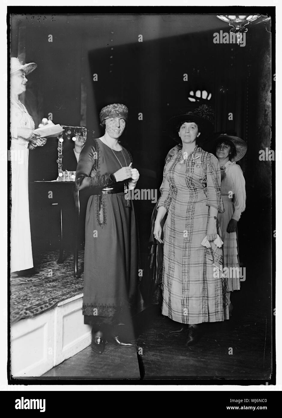 HAMLIN, MRS. CHARLES S. destra, con MRS. McADOO Foto Stock