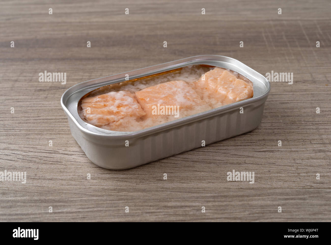 Aprire lo stagno di salmone in acqua sul bancone. Foto Stock