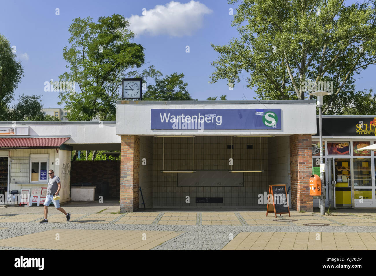 Vista, al di fuori e al di fuori, vista esterna, vista esterna, stazione ferroviaria, Berlino, Germania, Egon-Erwin-Kisch-Strasse, Egon-Erwin-Kisch-Strasse, bright mount Foto Stock