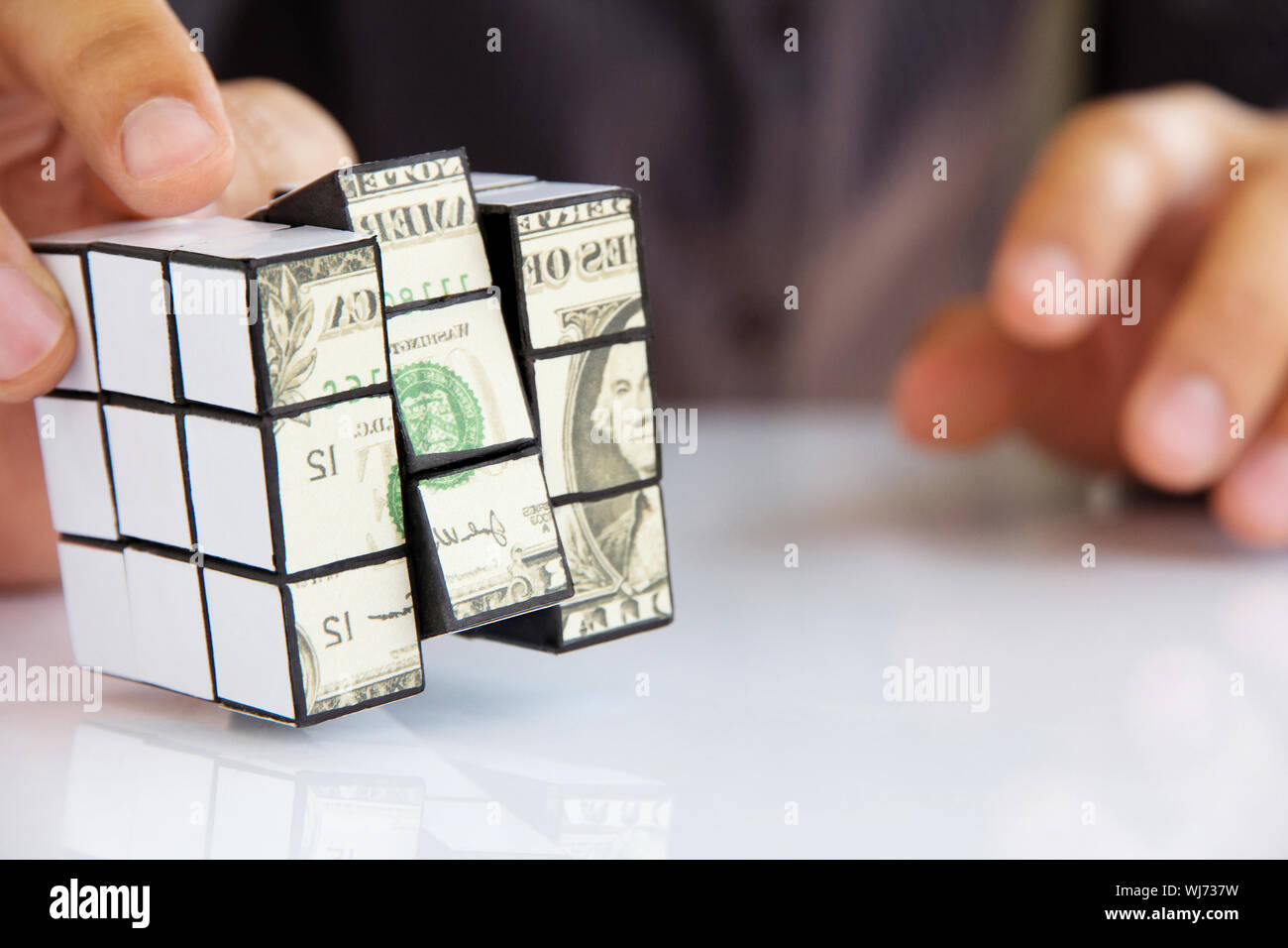 Business man mano che tiene un cubo di Rubik,Concetto di denaro Foto Stock