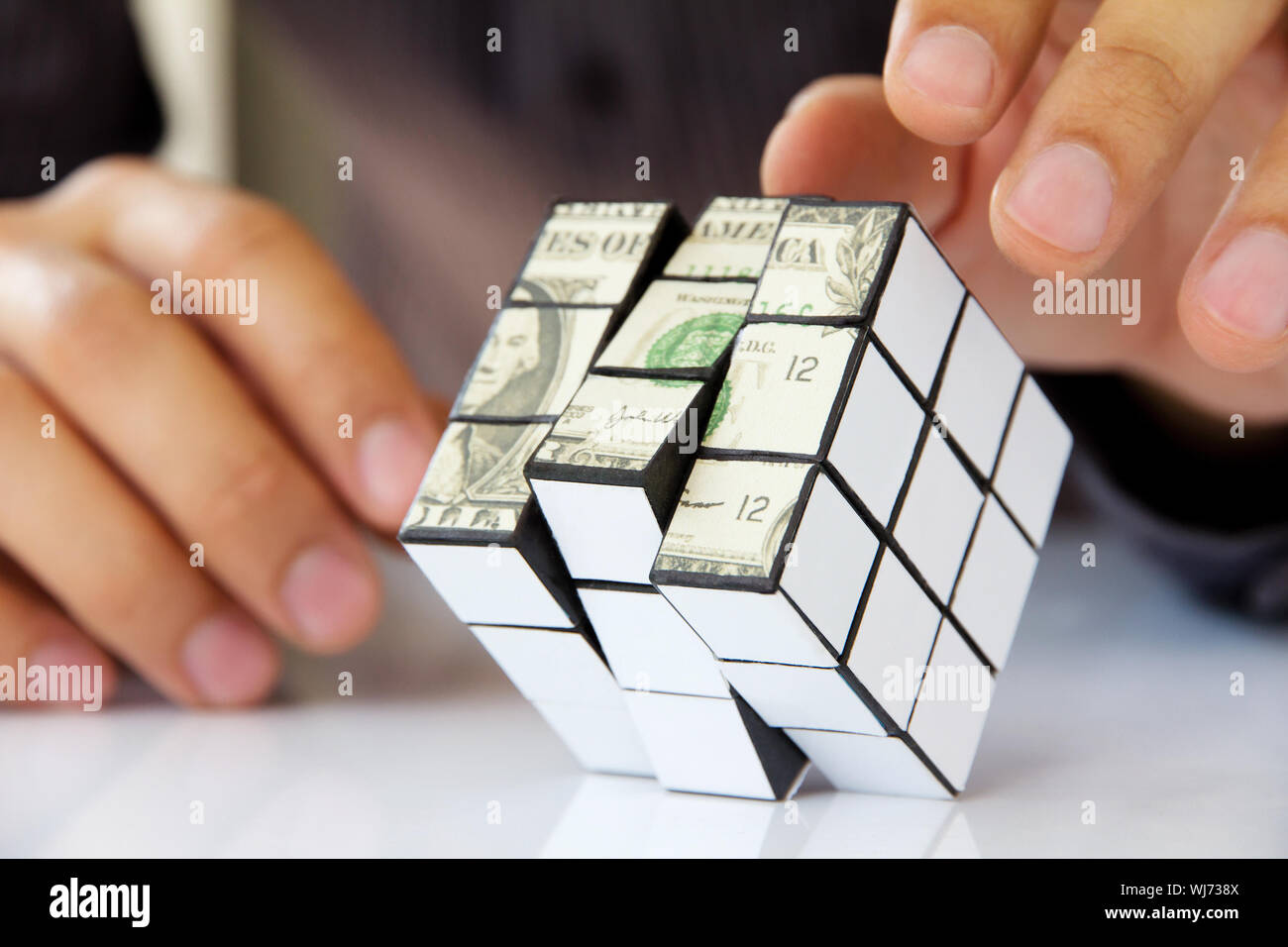 Business man mano che tiene un cubo di Rubik,Concetto di denaro Foto Stock