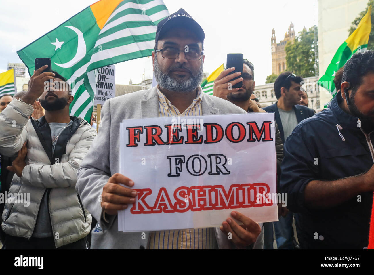 Westminster London,uK. Il 3 settembre 2019. Manifestanti con bandiere del Kashmir, si riuniscono in piazza del Parlamento intorno alla statua del Mahatma Gandhi in solidarietà con il popolo del Kashmir dopo il primo ministro indiano Narendra Modi espresso un giorno di indipendenza discorso per rimuovere i diritti speciali del Kashmir come una regione autonoma Credito: amer ghazzal/Alamy Live News Foto Stock