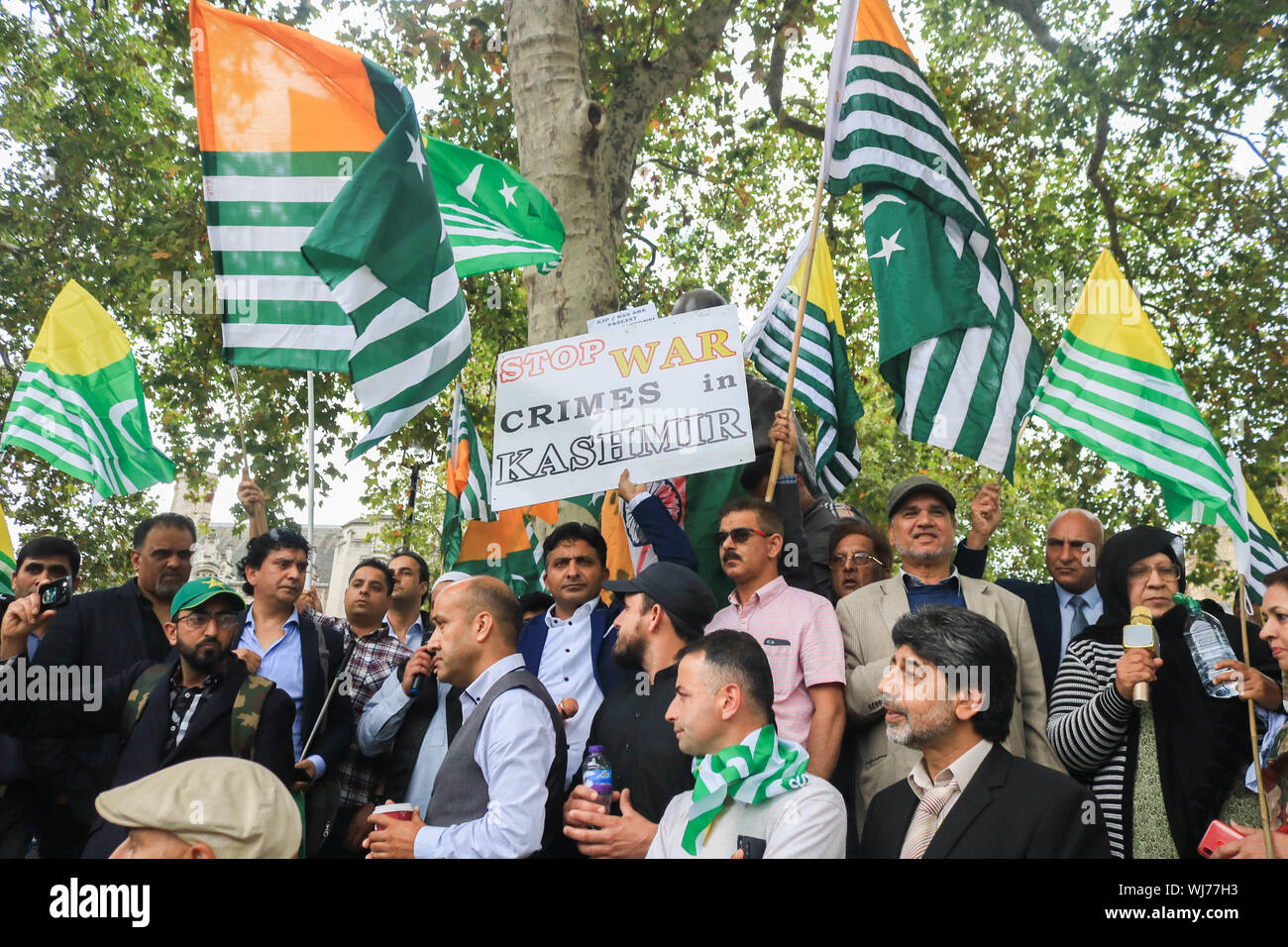 Westminster London,uK. Il 3 settembre 2019. Manifestanti con bandiere del Kashmir, si riuniscono in piazza del Parlamento intorno alla statua del Mahatma Gandhi in solidarietà con il popolo del Kashmir dopo il primo ministro indiano Narendra Modi espresso un giorno di indipendenza discorso per rimuovere i diritti speciali del Kashmir come una regione autonoma Credito: amer ghazzal/Alamy Live News Foto Stock