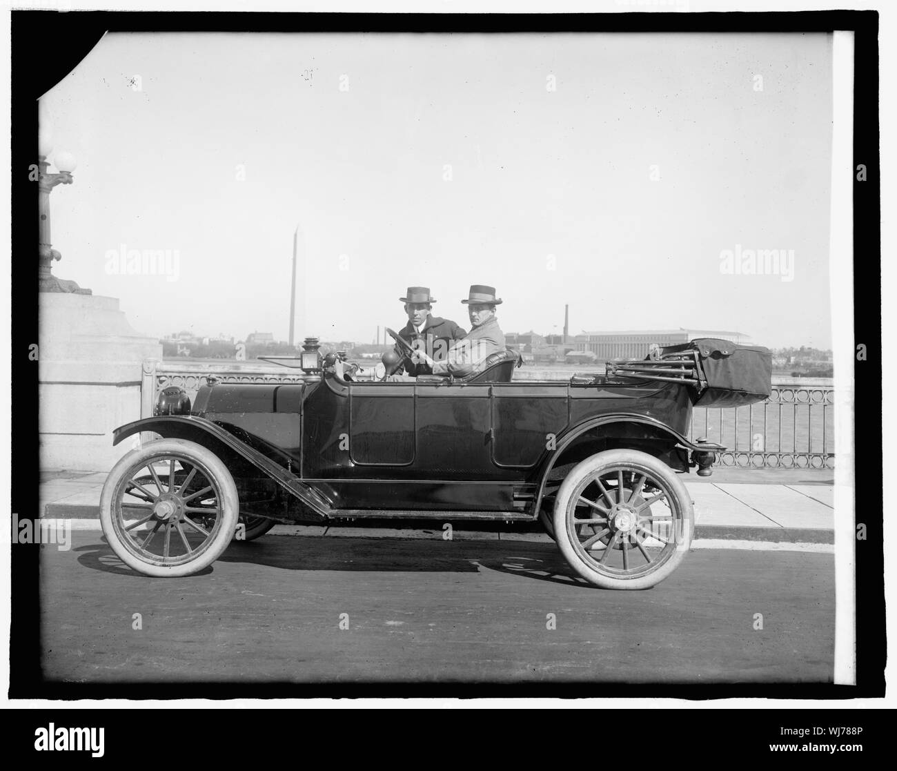 H.E.F. & A.W.L. in Detroiter, Washington Monument, Washington, D.C., in background Foto Stock