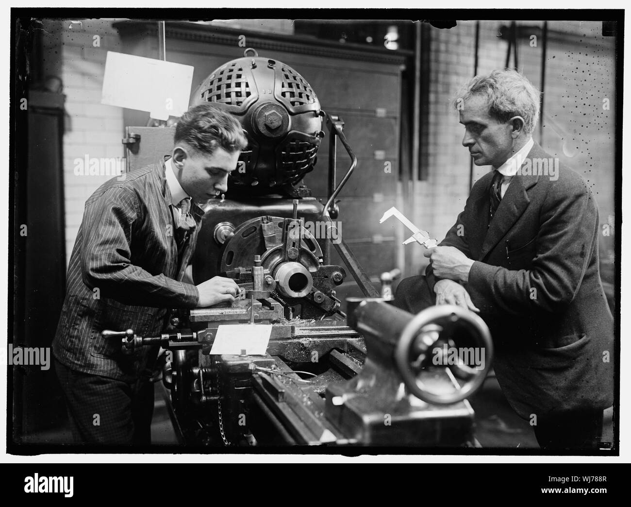 HECOX, C.W. Istruttore IN MACHINE SHOP, D.C. Le scuole pubbliche. Supervisione di MFR. La pratica di conchiglie per la marina militare, a McKINLEY SCUOLA DI FORMAZIONE Foto Stock