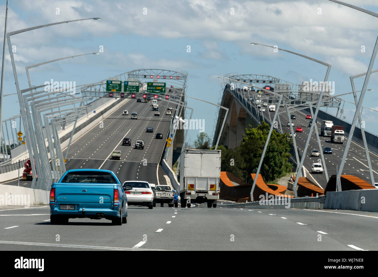 Il traffico sulla autostrada M1 avvicinando i due uno modo ponti a pedaggio, 'ponte Gateway" sopra il fiume Brisbane a Brisbane, Queensland, Australia Foto Stock