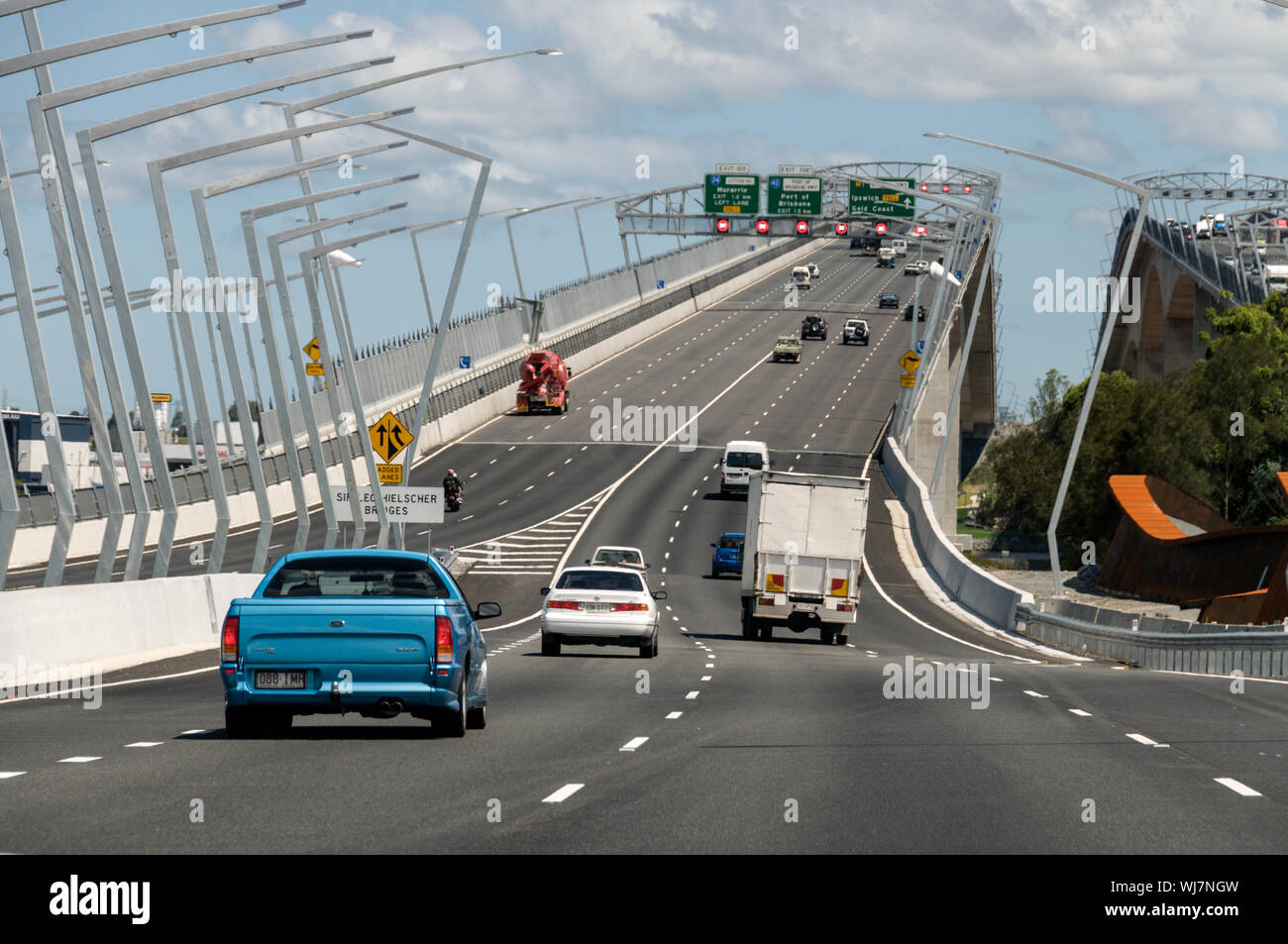 Il traffico sulla autostrada M1 avvicinando i due uno modo ponti a pedaggio, 'ponte Gateway" sopra il fiume Brisbane a Brisbane, Queensland, Australia Foto Stock