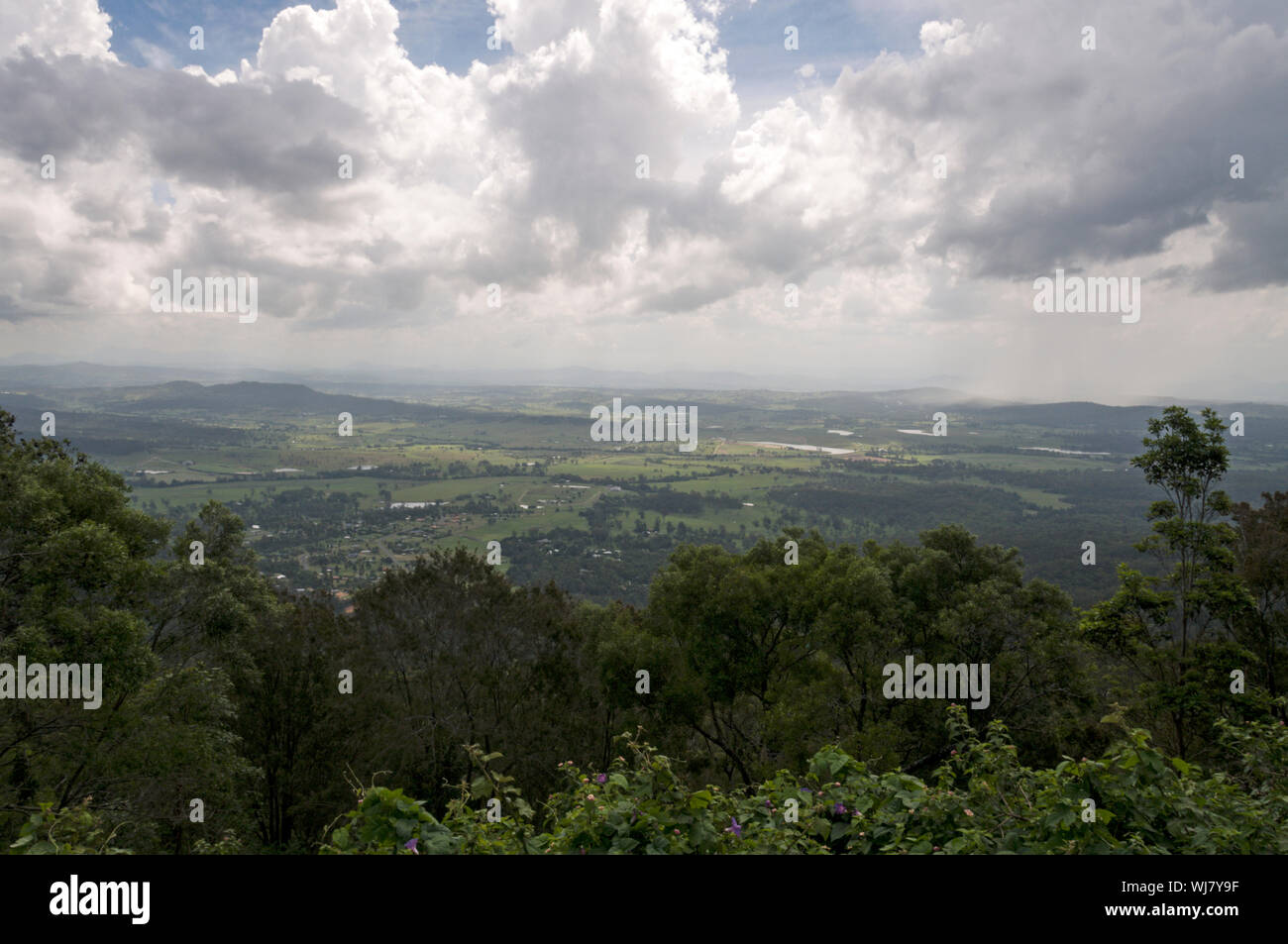 Ampie vedute dal Rotary belvedere nelle montagne di tamburello, parte dell'entroterra della Gold Coast di Queensland in Australia Foto Stock