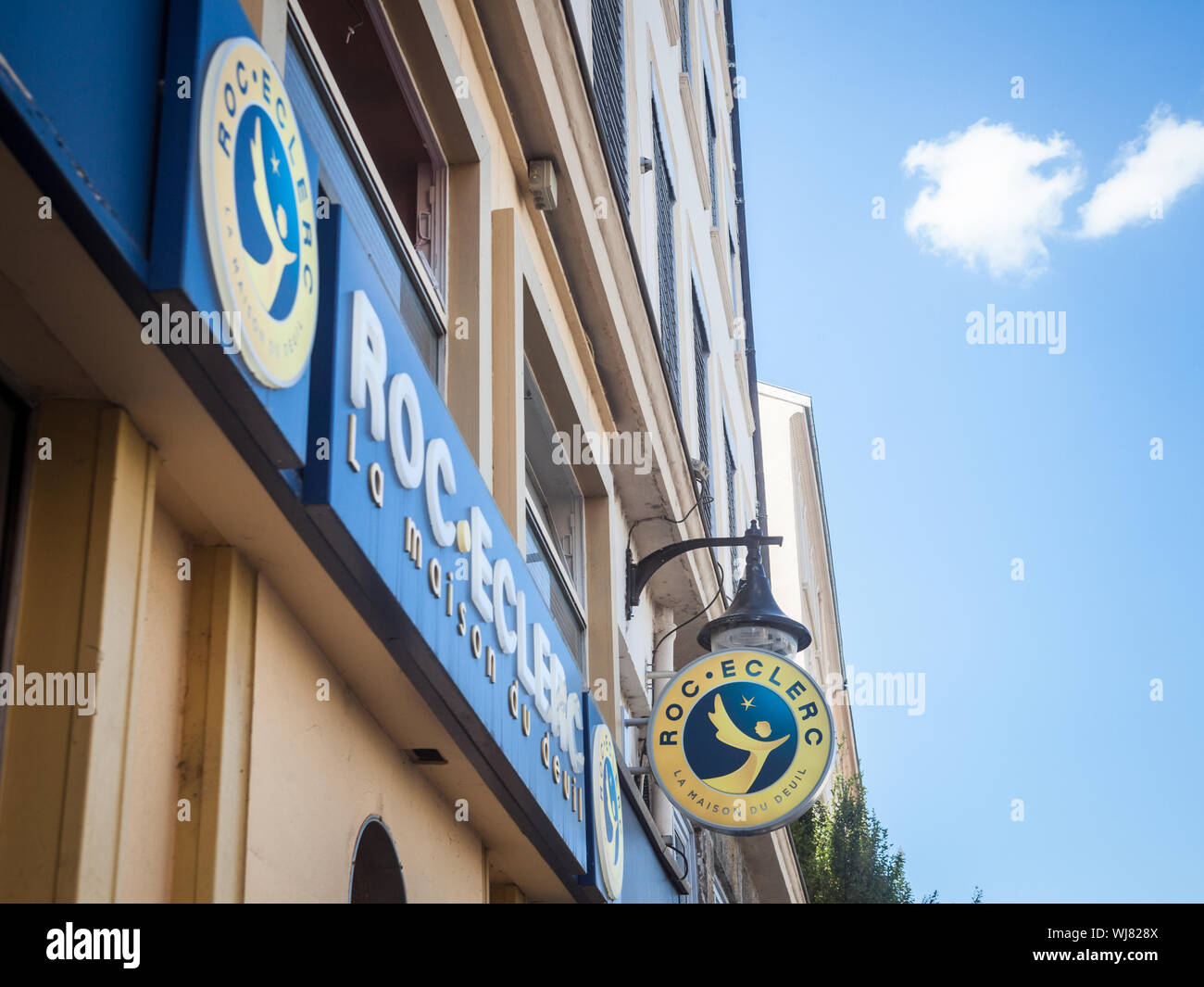 Lione, Francia - Luglio 17, 2019: Roc Eclerc Logo nella parte anteriore della loro agenzia locale a Lione. Roc Eclerc, è un impresario francese e mortician sparsi in Franc Foto Stock