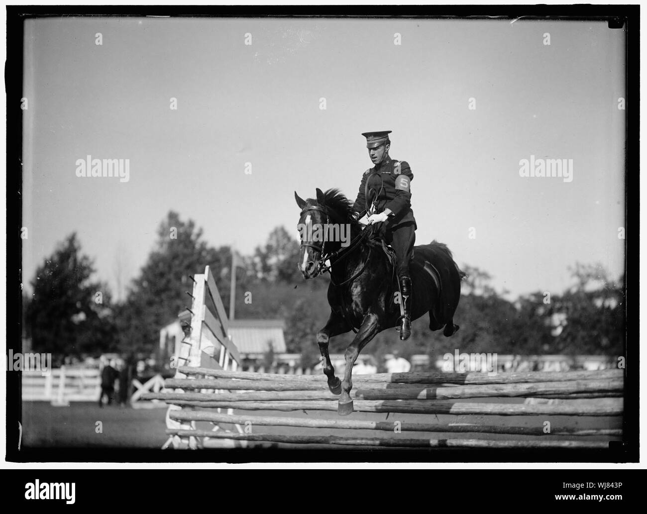 Spettacoli a cavallo. CAP. WILLIAM MITCHELL SU 'SIR DIXON;' salto in alto CHAMPON a 6'9' Foto Stock
