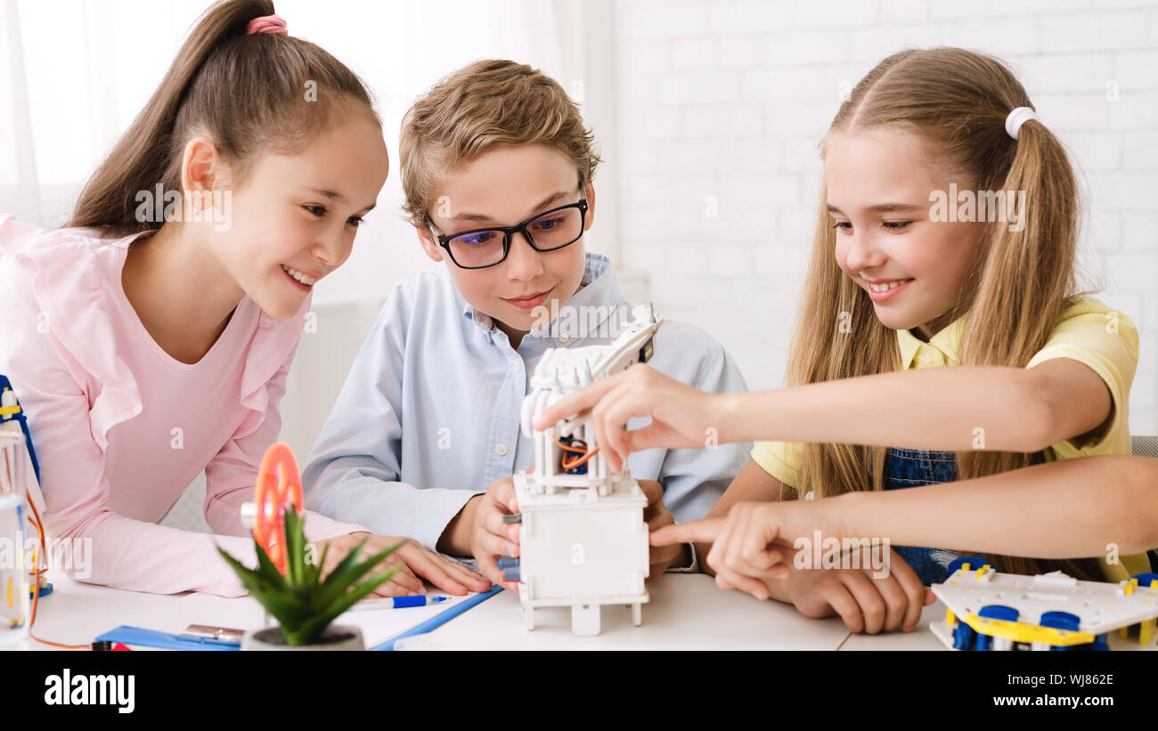 Gli alunni creando robot insieme alla classe dello stelo Foto Stock