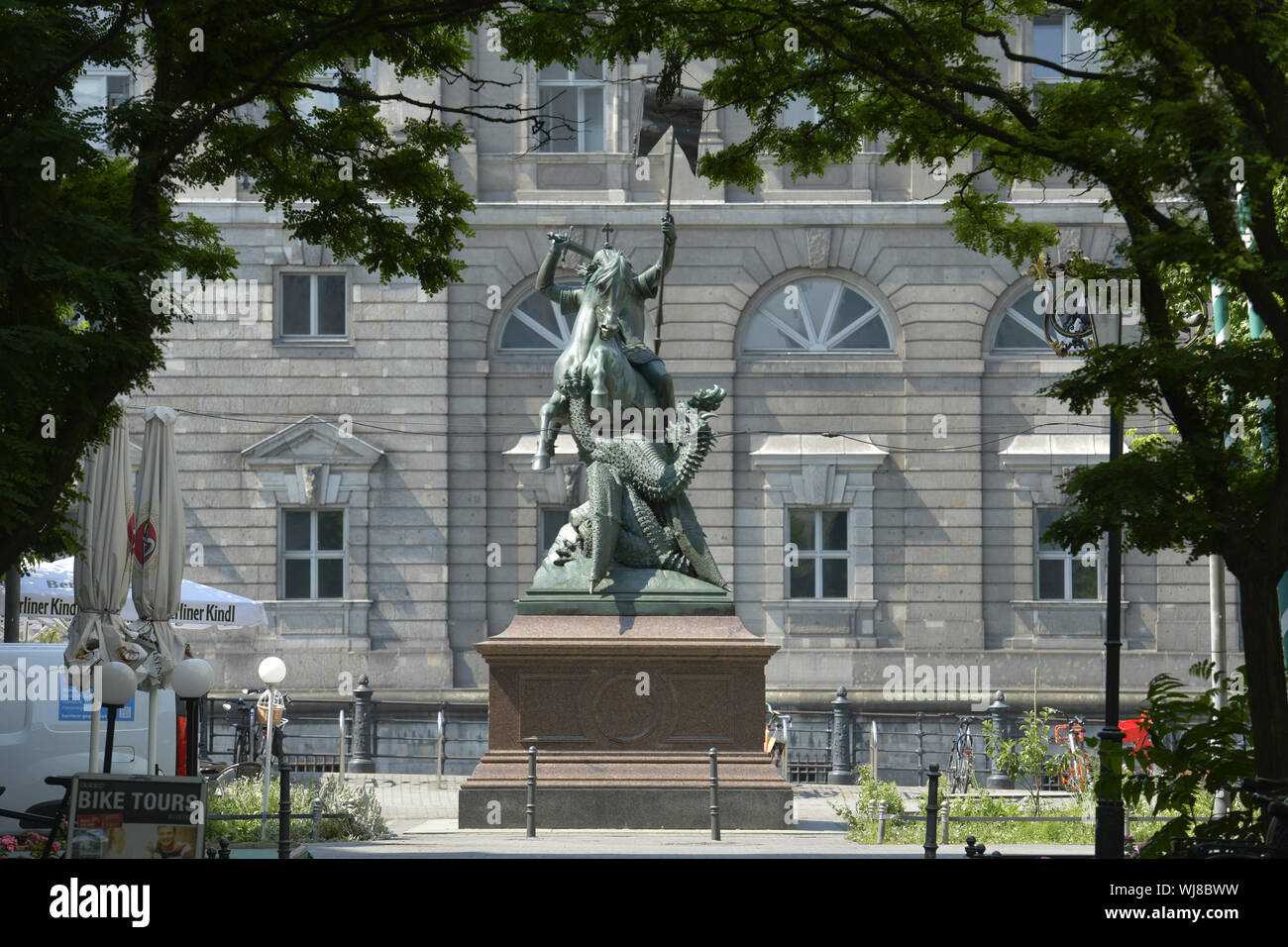 Città vecchia di Berlino, Berlino centro, bronzo, il monumento in bronzo, fusione in bronzo, fusione in bronzo, monumento, Germania, dragon, dragon, Drachentoeter, Drachentöt Foto Stock