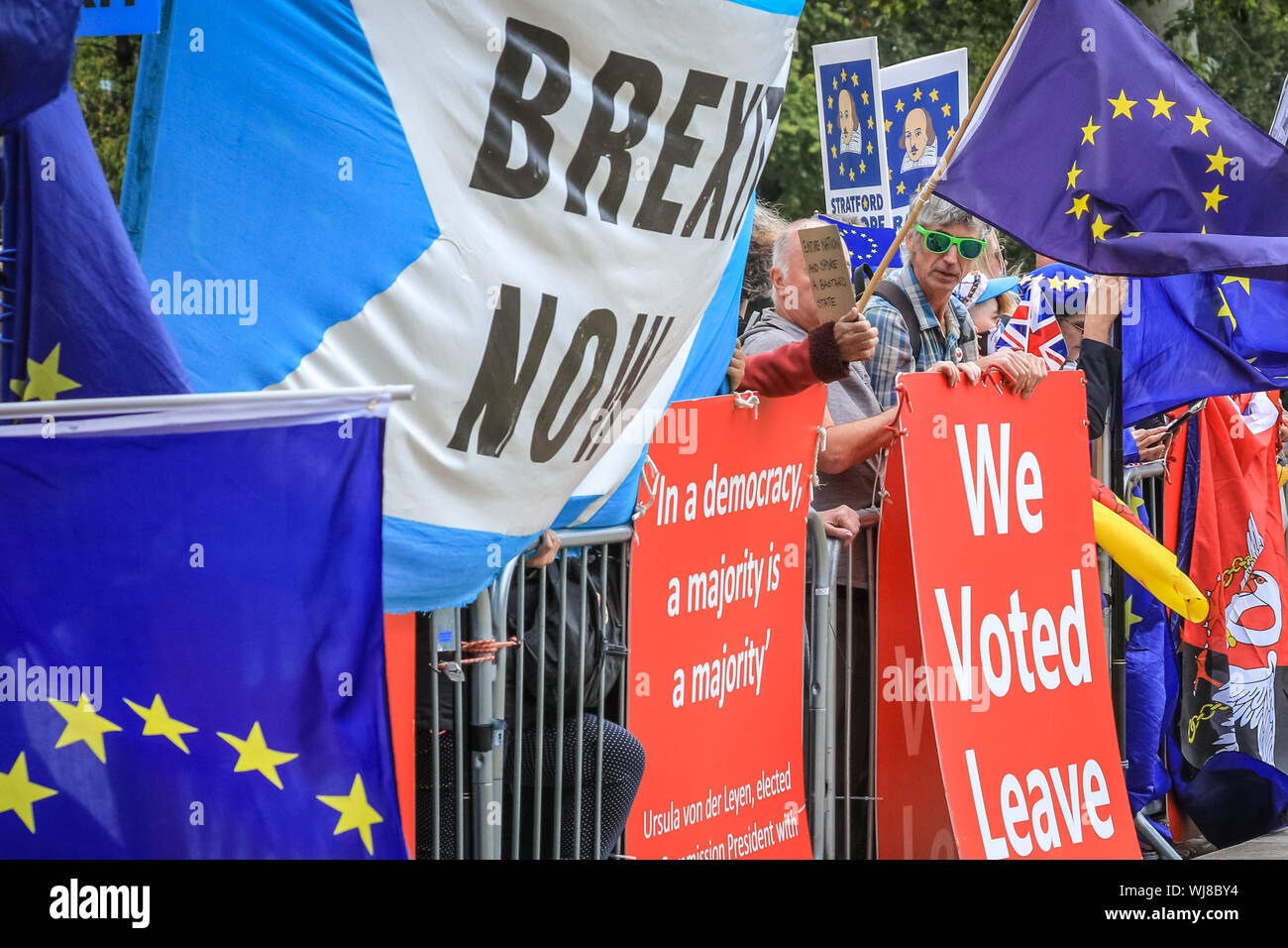 Westminster, Londra, Regno Unito. Regno Unito. 03Sep, 2019. Pro- e manifestanti Anti-Brexit rally al di fuori della sede del parlamento di Westminster il giorno MPs tornare in Parlamento e precedendo di diversi di importanza cruciale delle discussioni e delle votazioni sul potenziale di no-deal Brexit, così come la proroga del Parlamento. Credito: Imageplotter/Alamy Live News Foto Stock