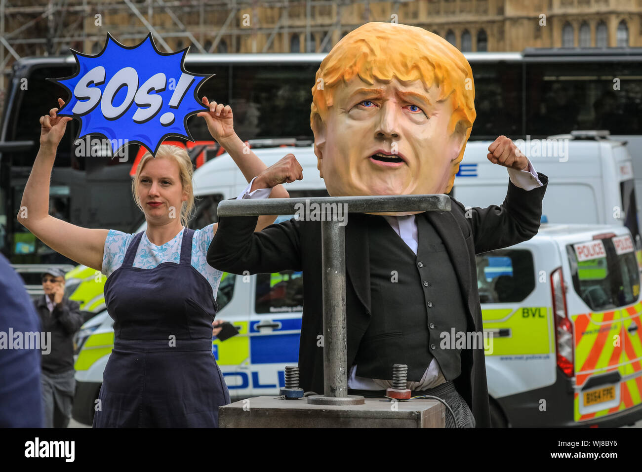 Westminster, Londra, Regno Unito. Regno Unito. 03Sep, 2019. Un Boris Johnson meme con testa gigante sembra essere che soffia su un 'no deal bomba'. Pro- e manifestanti Anti-Brexit rally al di fuori della sede del parlamento di Westminster il giorno MPs tornare in Parlamento e precedendo di diversi di importanza cruciale delle discussioni e delle votazioni sul potenziale di no-deal Brexit, così come la proroga del Parlamento. Credito: Imageplotter/Alamy Live News Foto Stock