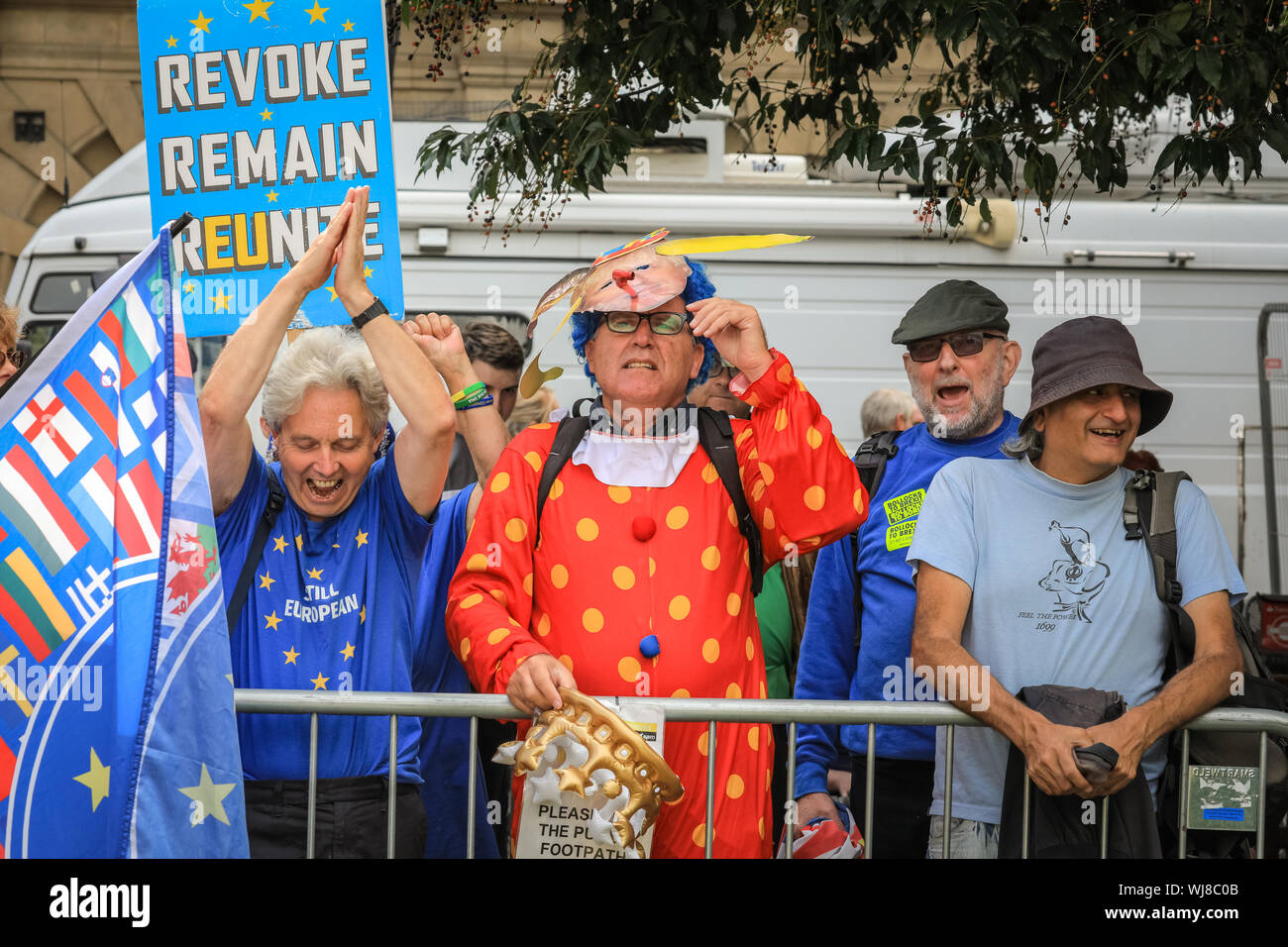 Westminster, Londra, Regno Unito. Regno Unito. 03Sep, 2019. Pro- e manifestanti Anti-Brexit rally al di fuori della sede del parlamento di Westminster il giorno MPs tornare in Parlamento e precedendo di diversi di importanza cruciale delle discussioni e delle votazioni sul potenziale di no-deal Brexit, così come la proroga del Parlamento. Credito: Imageplotter/Alamy Live News Foto Stock