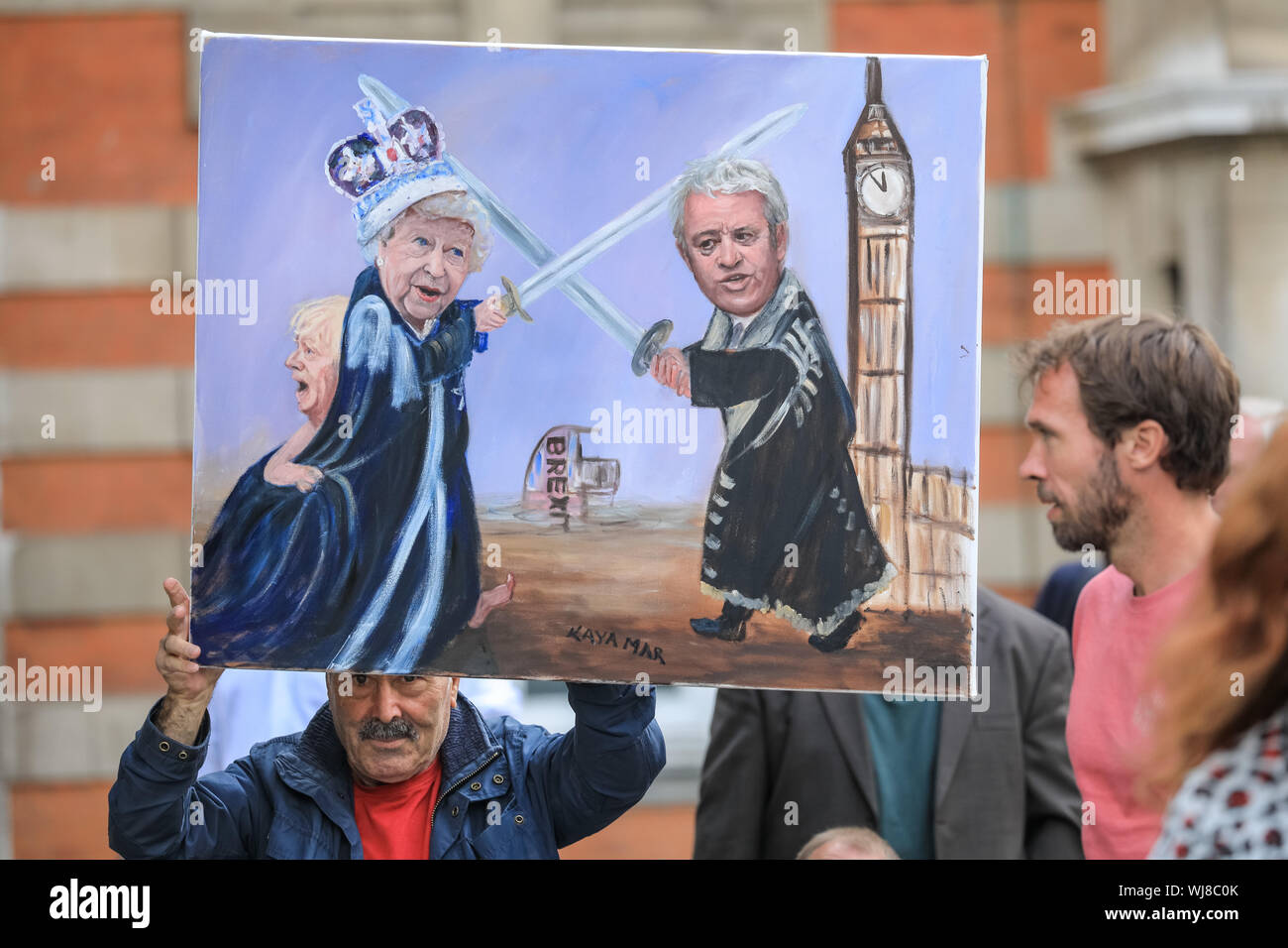 Westminster, Londra, Regno Unito. Regno Unito. 03Sep, 2019. Artista Kaya Mar mantiene la sua ultima pittura dpicting una lotta tra la Regina e altoparlante John Bercow. Pro- e manifestanti Anti-Brexit rally al di fuori della sede del parlamento di Westminster il giorno MPs tornare in Parlamento e precedendo di diversi di importanza cruciale delle discussioni e delle votazioni sul potenziale di no-deal Brexit, così come la proroga del Parlamento. Credito: Imageplotter/Alamy Live News Foto Stock