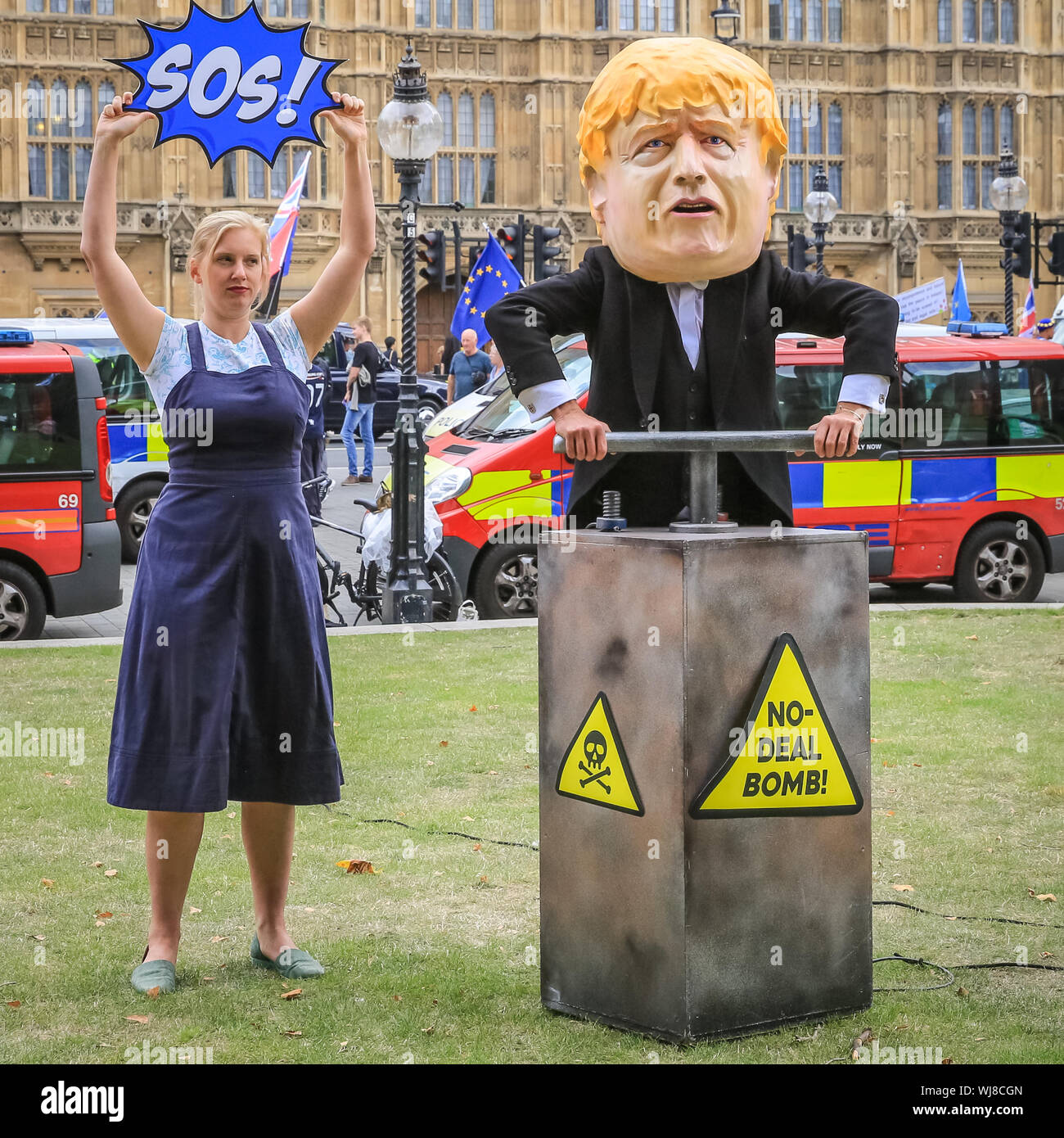 Westminster, Londra, Regno Unito. Regno Unito. 03Sep, 2019. Un Boris Johnson meme con testa gigante sembra essere che soffia su un 'no deal bomba'. Pro- e manifestanti Anti-Brexit rally al di fuori della sede del parlamento di Westminster il giorno MPs tornare in Parlamento e precedendo di diversi di importanza cruciale delle discussioni e delle votazioni sul potenziale di no-deal Brexit, così come la proroga del Parlamento. Credito: Imageplotter/Alamy Live News Foto Stock