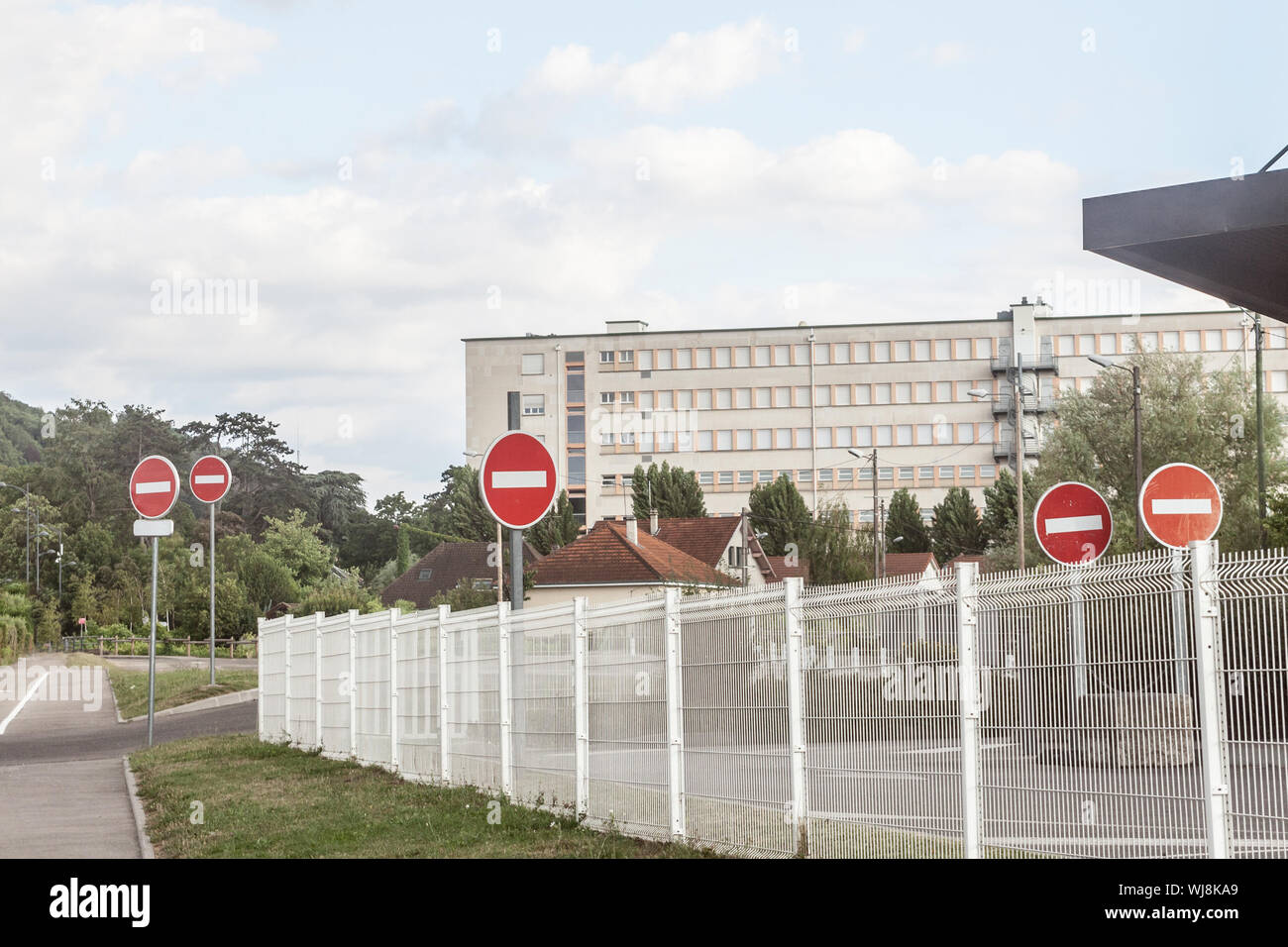 5 nessuna voce cartelli stradali, abaiding dalla strada europea regolamenti standard, indicando che una strada è vietato alle auto e altri accesso al veicolo in Fr Foto Stock