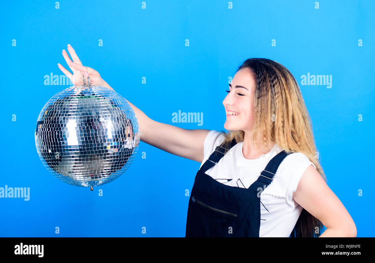 Party goer consente di danza. La vita notturna. Elemento di partito. pronto a divertirsi. felice festa di compleanno. il Natale o il nuovo anno di vacanza. event manager. discoteca. celebra la vacanza. ragazza con palla da discoteca. Foto Stock