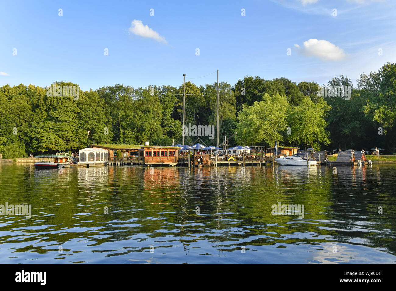 Vista, al di fuori e al di fuori, vista esterna, vista esterna, Berlino, beer garden, Germania, fiume, sul fiume Inn, ristorazione, ristorante, ristorante, ristorante Foto Stock