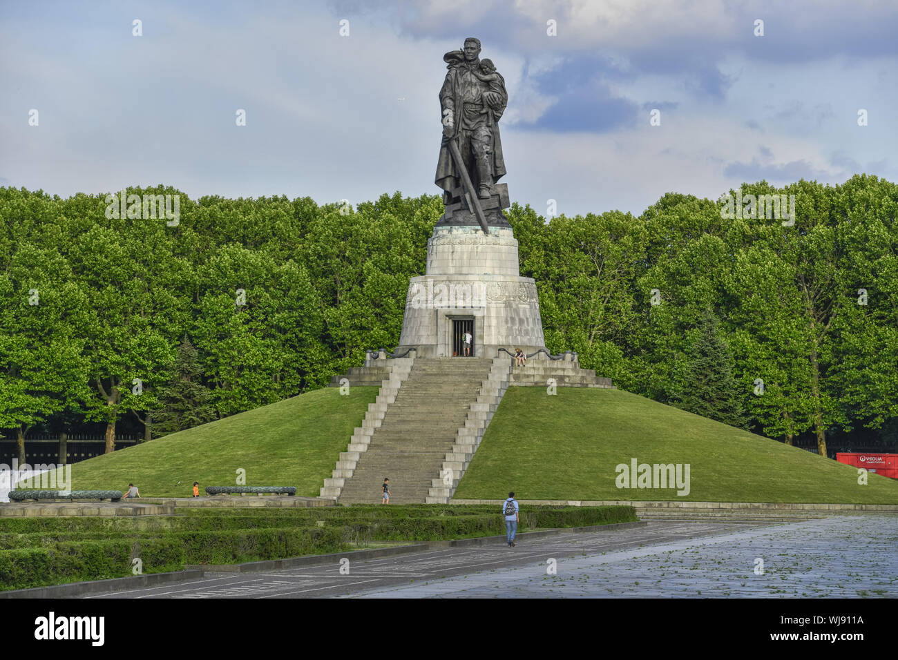Berlino, bronzo, il monumento in bronzo, bronzo figura, fusione in bronzo, fusione in bronzo, monumento, Germania, monumento, cimitero, memorial, memorial, guerra palazzo Foto Stock