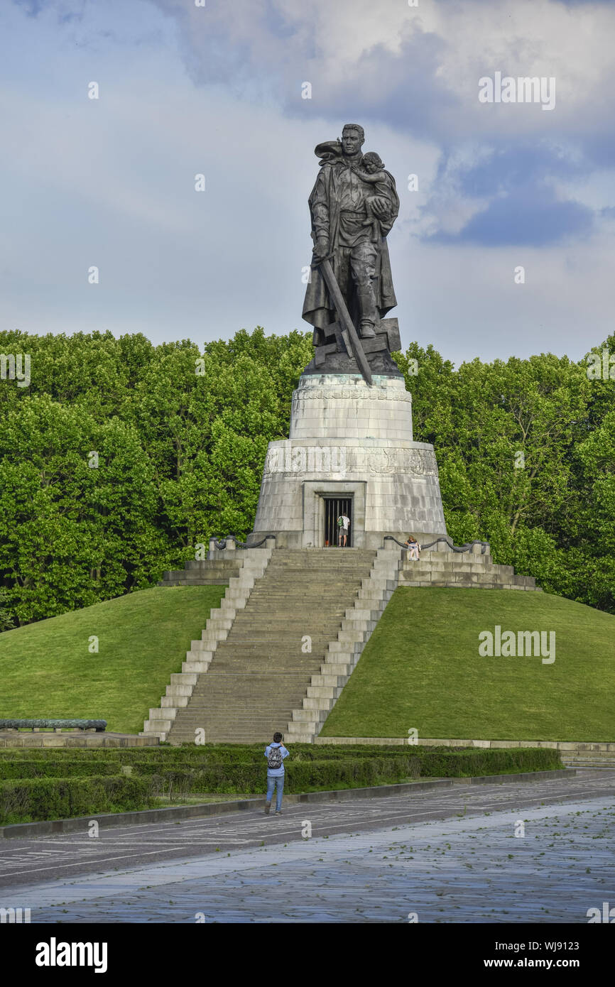 Berlino, bronzo, il monumento in bronzo, bronzo figura, fusione in bronzo, fusione in bronzo, monumento, Germania, monumento, cimitero, memorial, memorial, guerra palazzo Foto Stock