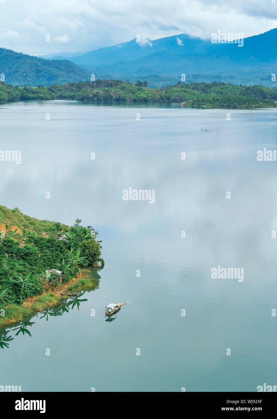 Bel paesaggio del lago in una campagna del Vietnam. Royalty di alta qualità immagine stock di paesaggio. Foto Stock