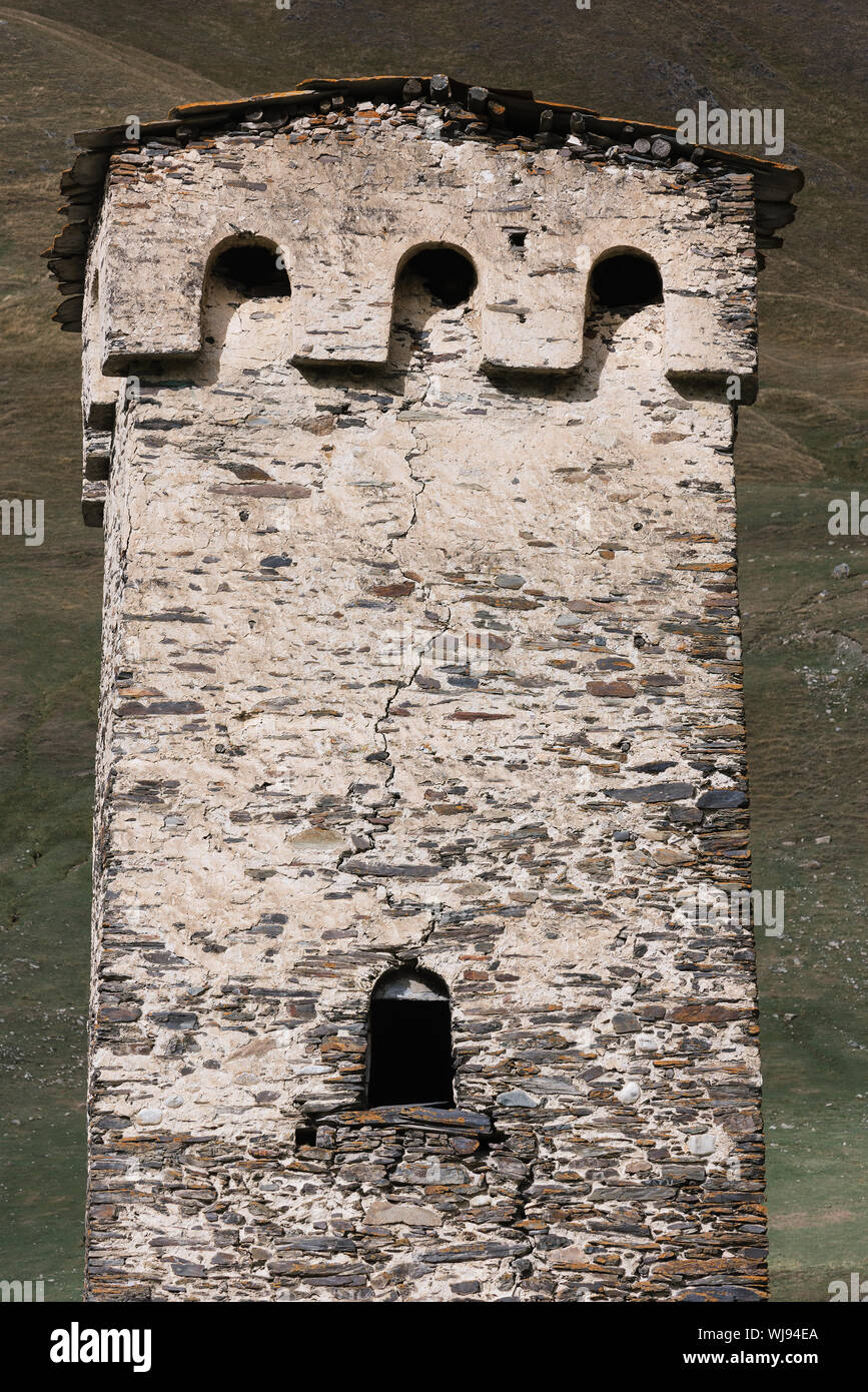 Torre in pietra nella comunità di Ushguli. Zemo Svaneti, Georgia Foto Stock