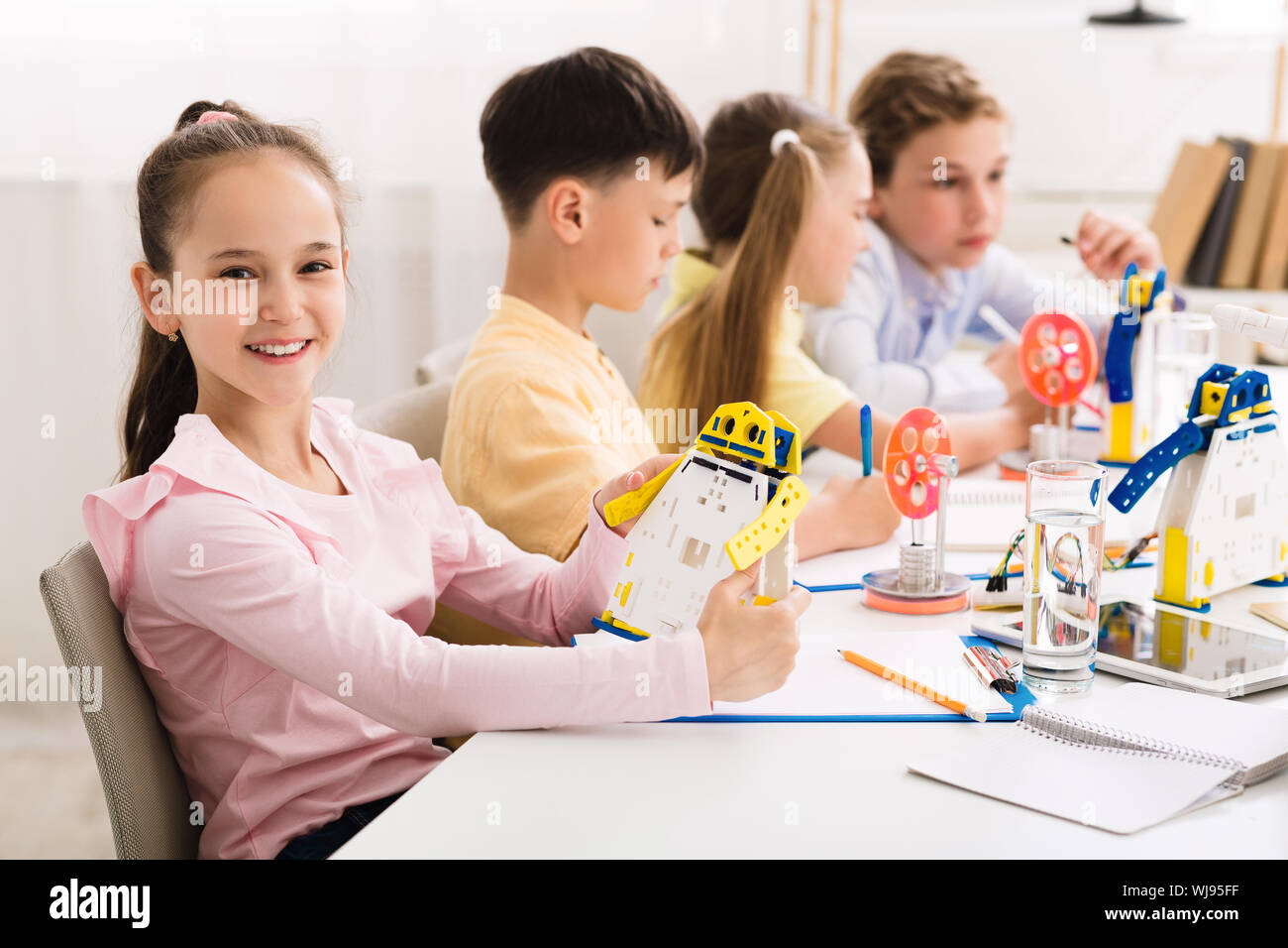 Stelo dell'istruzione. Ragazza creazione di robot in lab Foto Stock