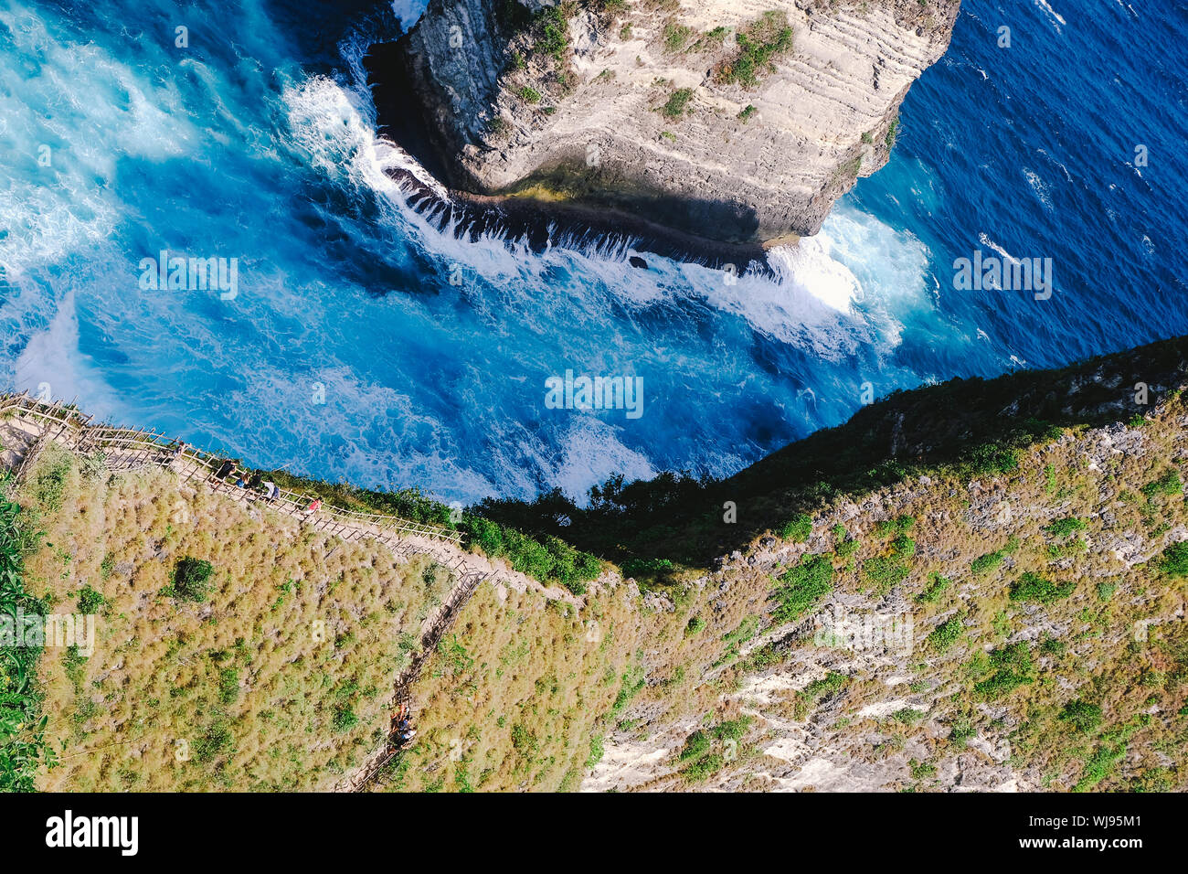 Un modo per andare giù alla spiaggia Kelingking, Nusa Penida, Bali. Royalty di alta qualità immagine stock di paesaggio. Foto Stock