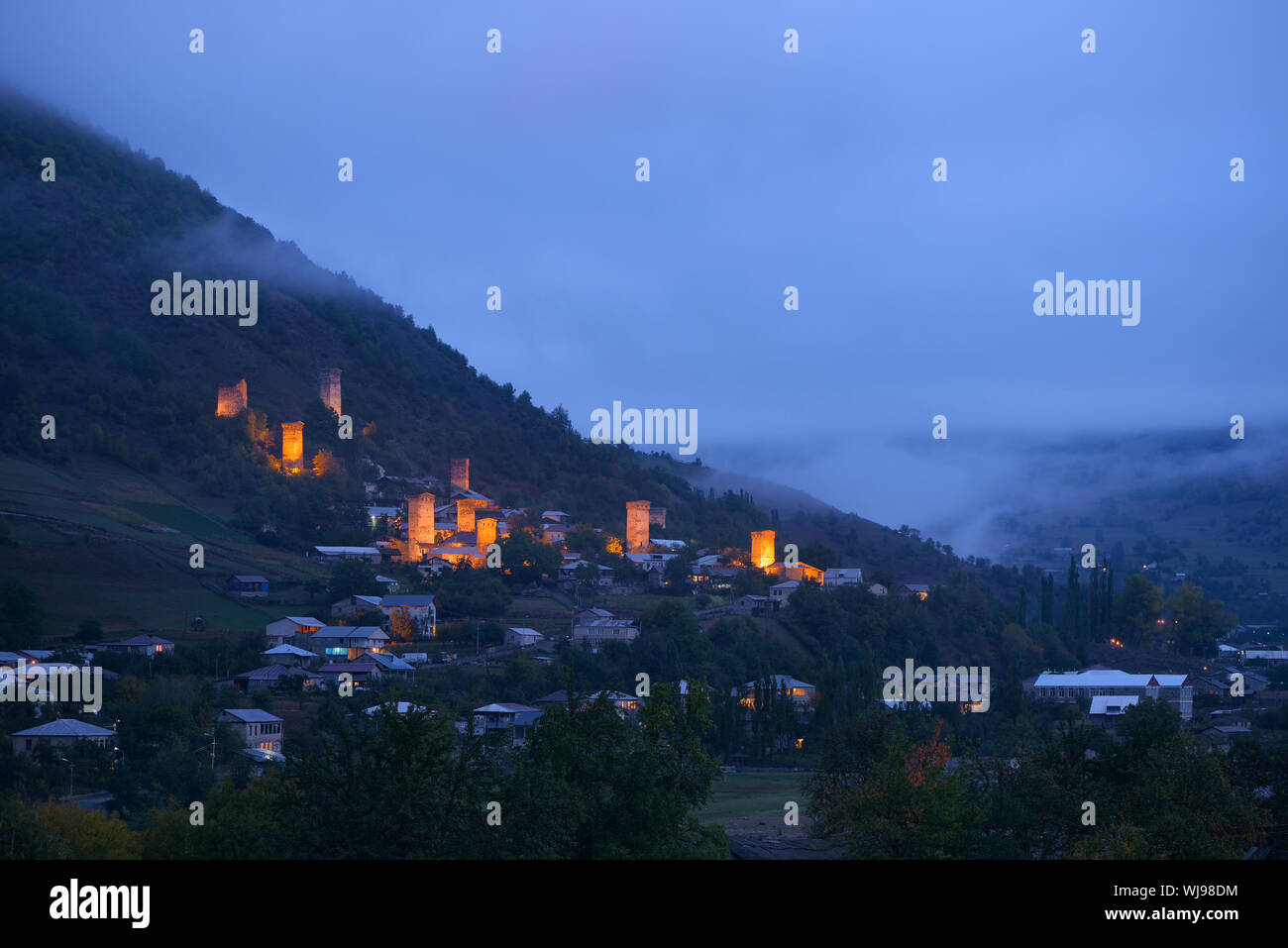 La città di notte. Antiche Torri di pietra e case. Spia accesa lanterne. Centro turistico in montagna. Città Mestia. Caucaso, Georgia, Zemo Svaneti Foto Stock