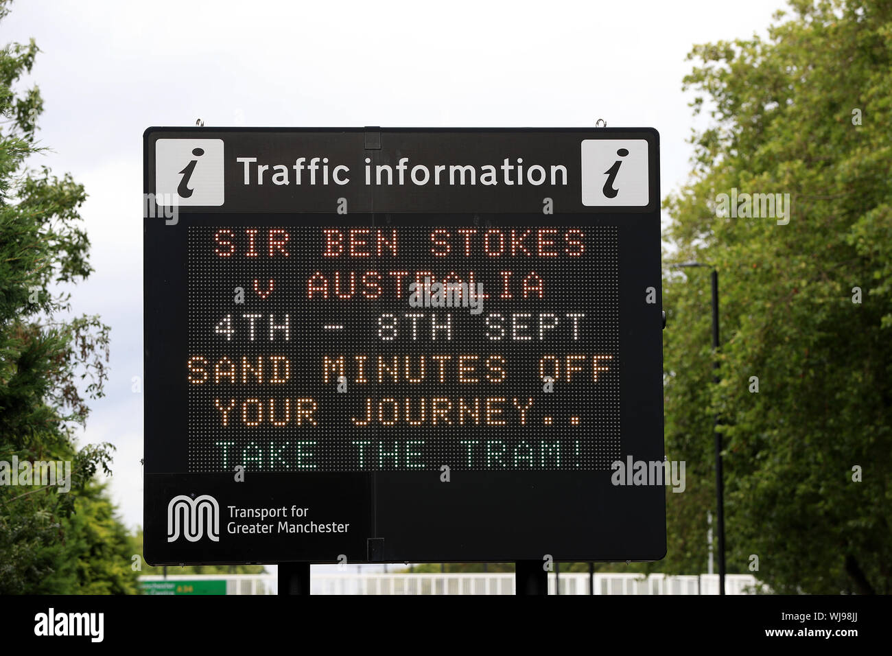 Di un sistema di trasporto per Greater Manchester informazioni sul traffico segno legge 'Sir Ben Stokes v Australia, 4 - 8 settembre, sabbia minuti spento il vostro viaggio.. Prendere il tram!' davanti alla quarta prova di ceneri a Old Trafford, Manchester. Foto Stock