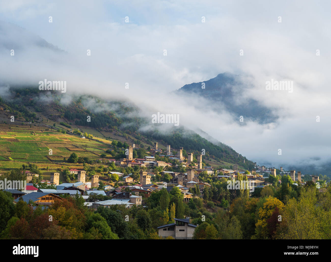 Vecchio Georgia attrazioni. Pietra torri medievali e case. Città di montagna. Città Mestia. Caucaso, Georgia, Zemo Svaneti Foto Stock