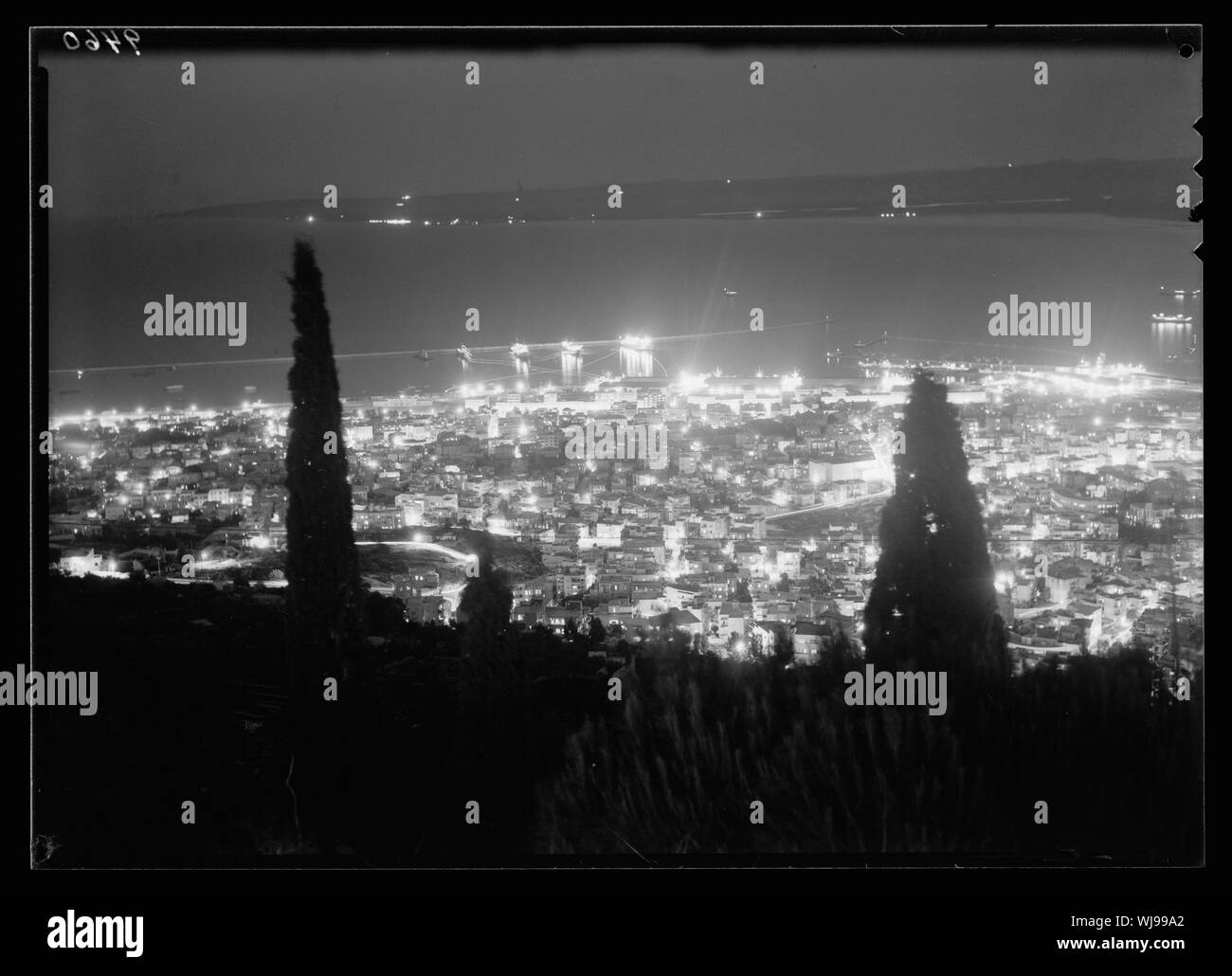 Haifa vista notturna dal Carmel-Heim, mostrando le luci Foto Stock