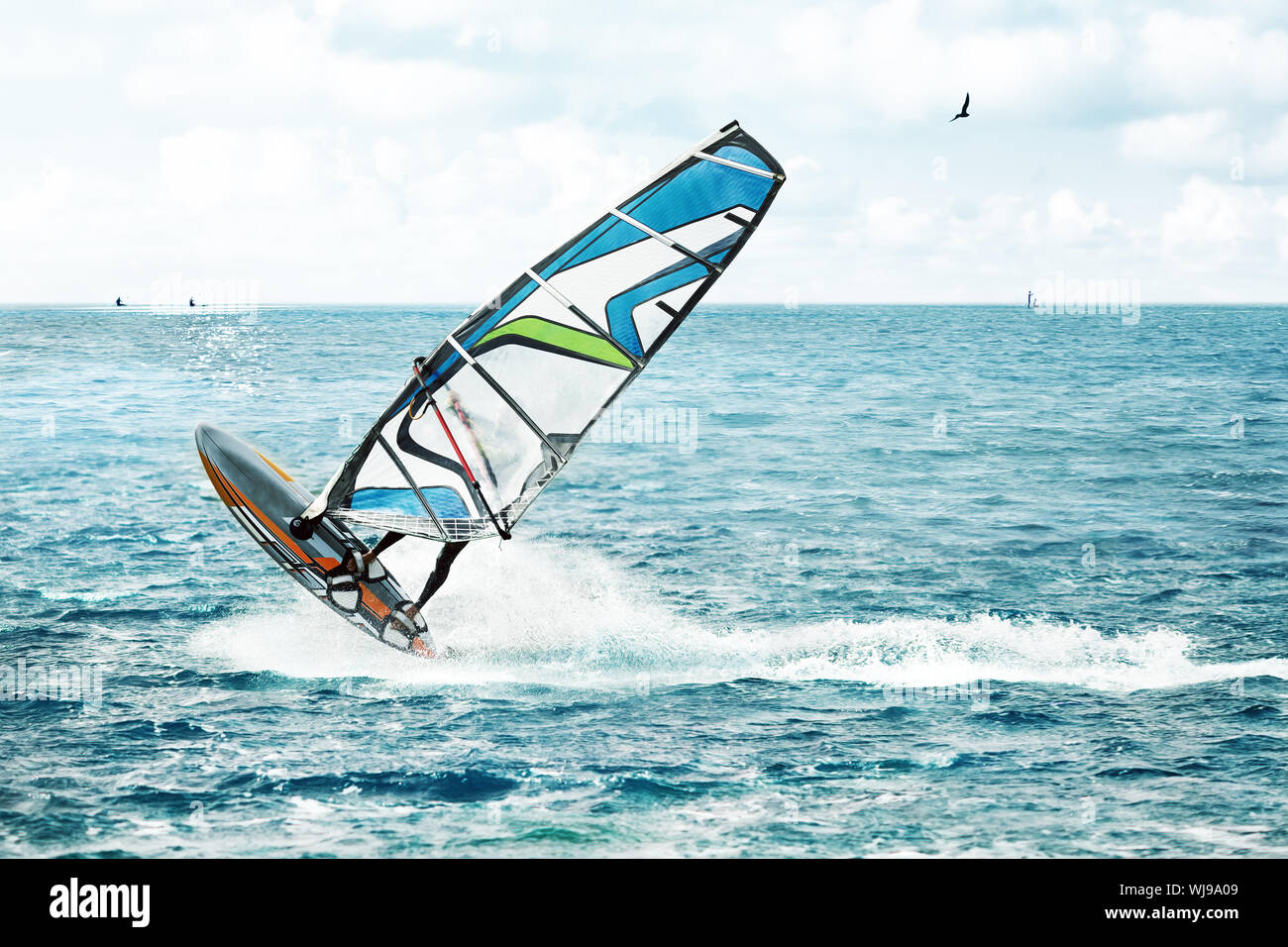 Windsurf, divertimento nell'oceano blu con onde Foto Stock