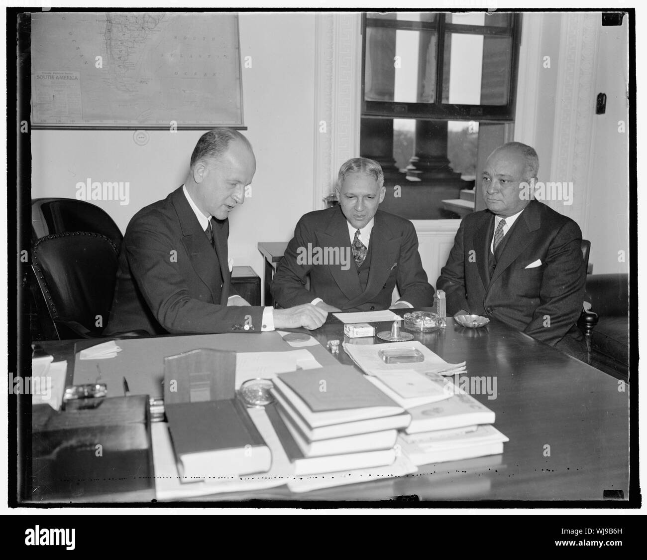 I cittadini haitiani macellati, il Sottosegretario di Stato ha detto a. Washington D.C., nov. 9. Un migliaio di suoi cittadini sono stati abbattuti sul dominicano lato repubblicano della frontiera fin dai primi di ottobre, Georges N. Leger, haitiana Ministro degli Affari Esteri, ha detto agente Segretario di Stato Sumner Welles in occasione di una conferenza tenutasi a il Dipartimento di Stato oggi. Leger è stato ospite del presidente Roosevelt al tè più tardi di oggi. Nella foto, da sinistra a destra: Segretario Sumner Welles, ministro degli Affari Esteri Leger, e ministro haitiani negli Stati Uniti Elie Luscot, 11/9/37 Foto Stock
