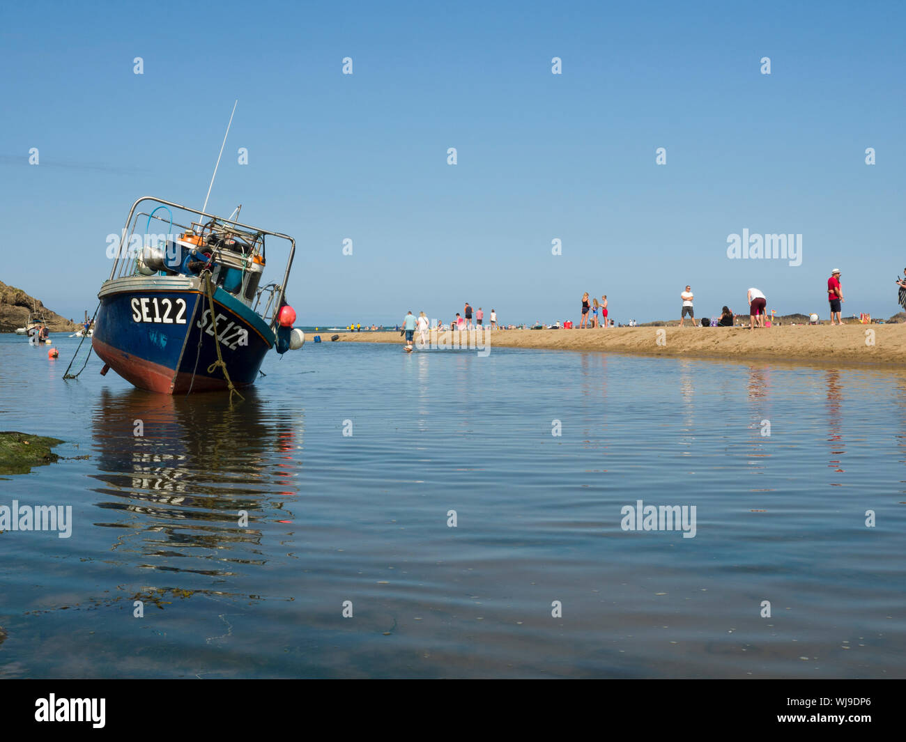 Barca da pesca con la bassa marea, Summerleaze Beach, Bude, Cornwall, Regno Unito Foto Stock