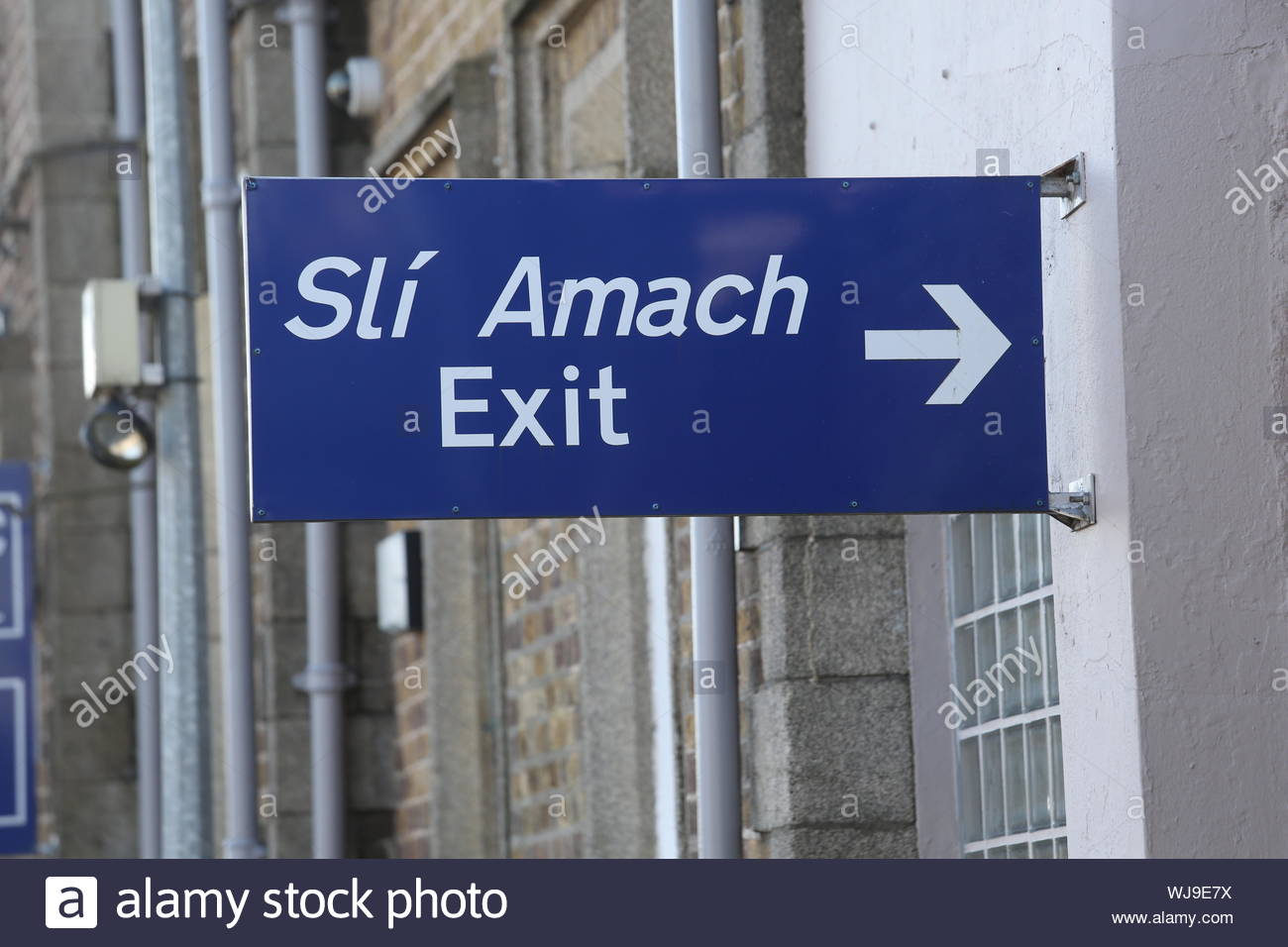 Un cartello bilingue in Irlanda con le parole per uscire in irlandese e in inglese. Foto Stock
