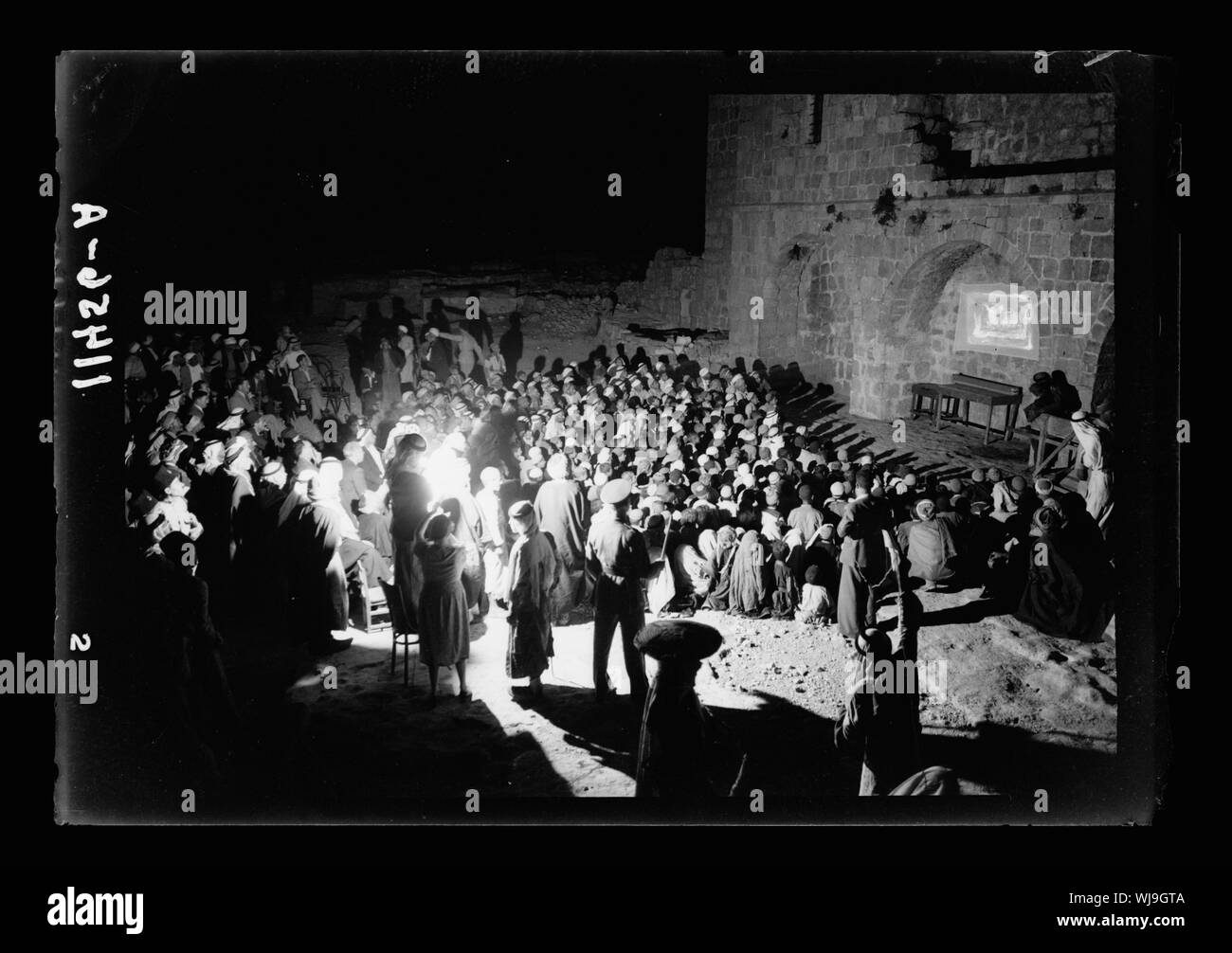 Villaggio Halhul al chilometro 30 su Hebron road. Cinema essendo mostrata, grande folla mostrando la schermata Immagine sulla parete della moschea Foto Stock