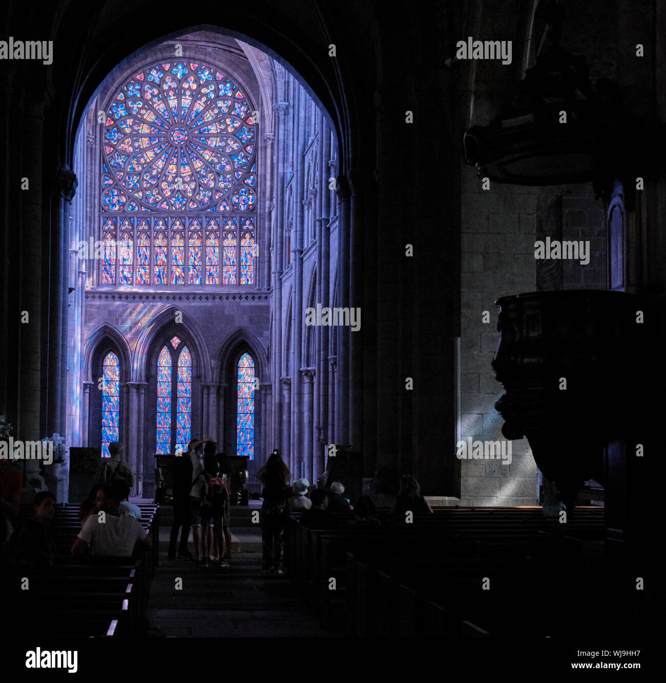 Vista interna della cattedrale di Saint-malo che mostra la finestra di rose Foto Stock