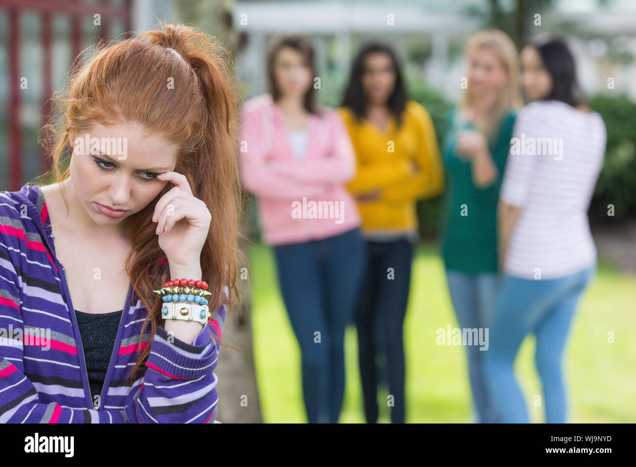 Studentessa di essere vittima di bullismo da parte di altri gruppi di studenti Foto Stock