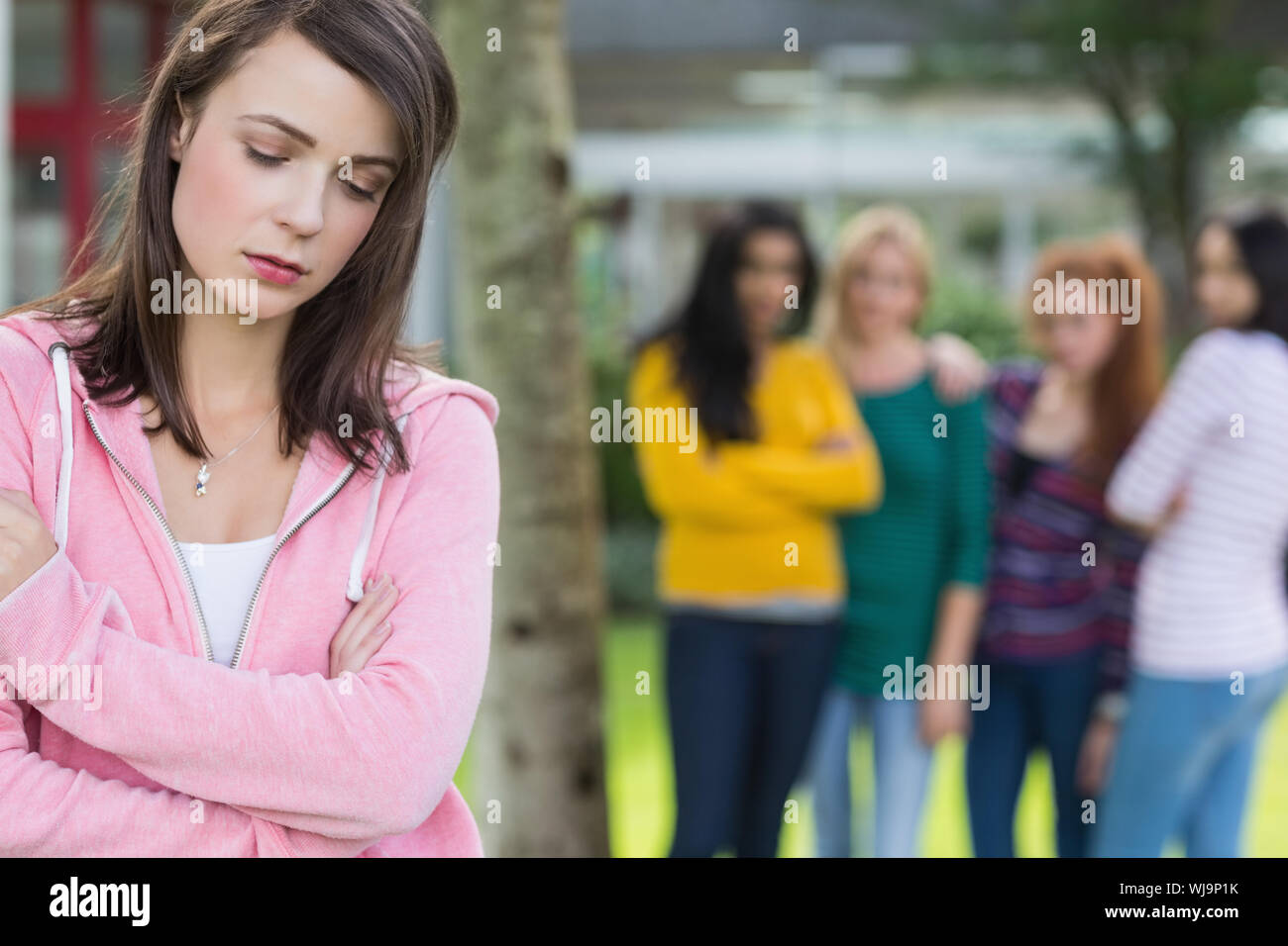Studentessa di essere vittima di bullismo da parte di altri gruppi di studenti Foto Stock