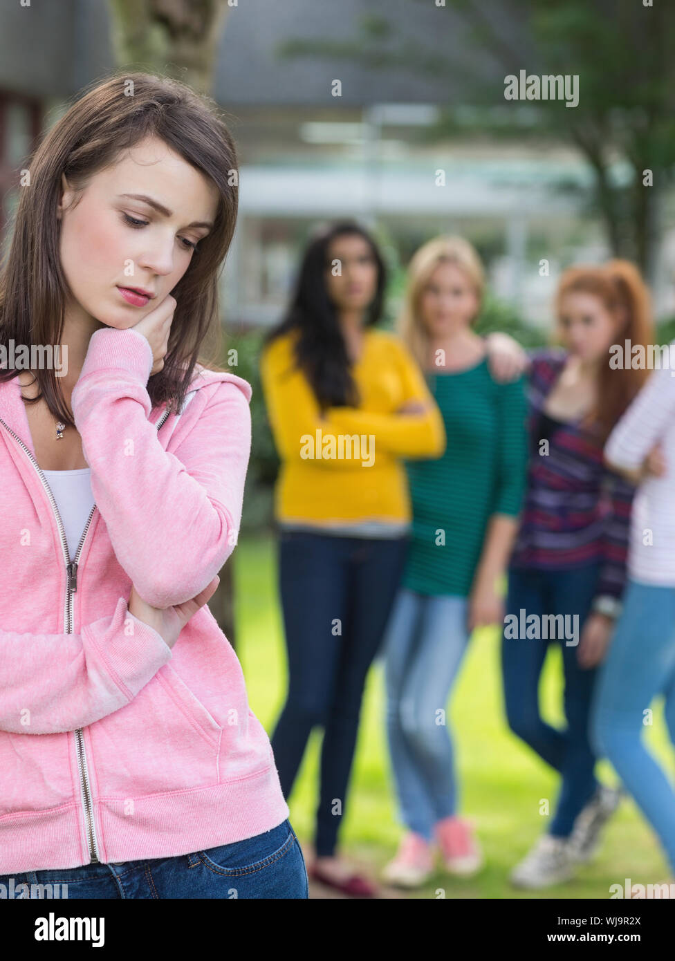 Studentessa di essere vittima di bullismo da parte di altri gruppi di studenti Foto Stock