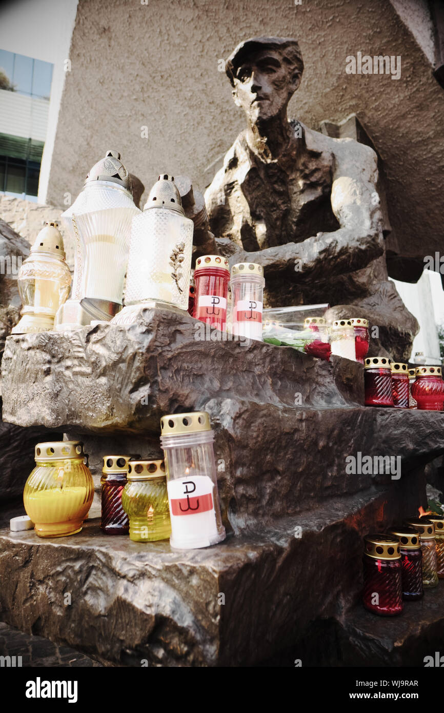 Varsavia POLONIA - Memorial candele collocato accanto al monumento alla insurrezione di Varsavia di agosto 1944 per commemorare il settantacinquesimo anniversario in agosto 2019 Foto Stock
