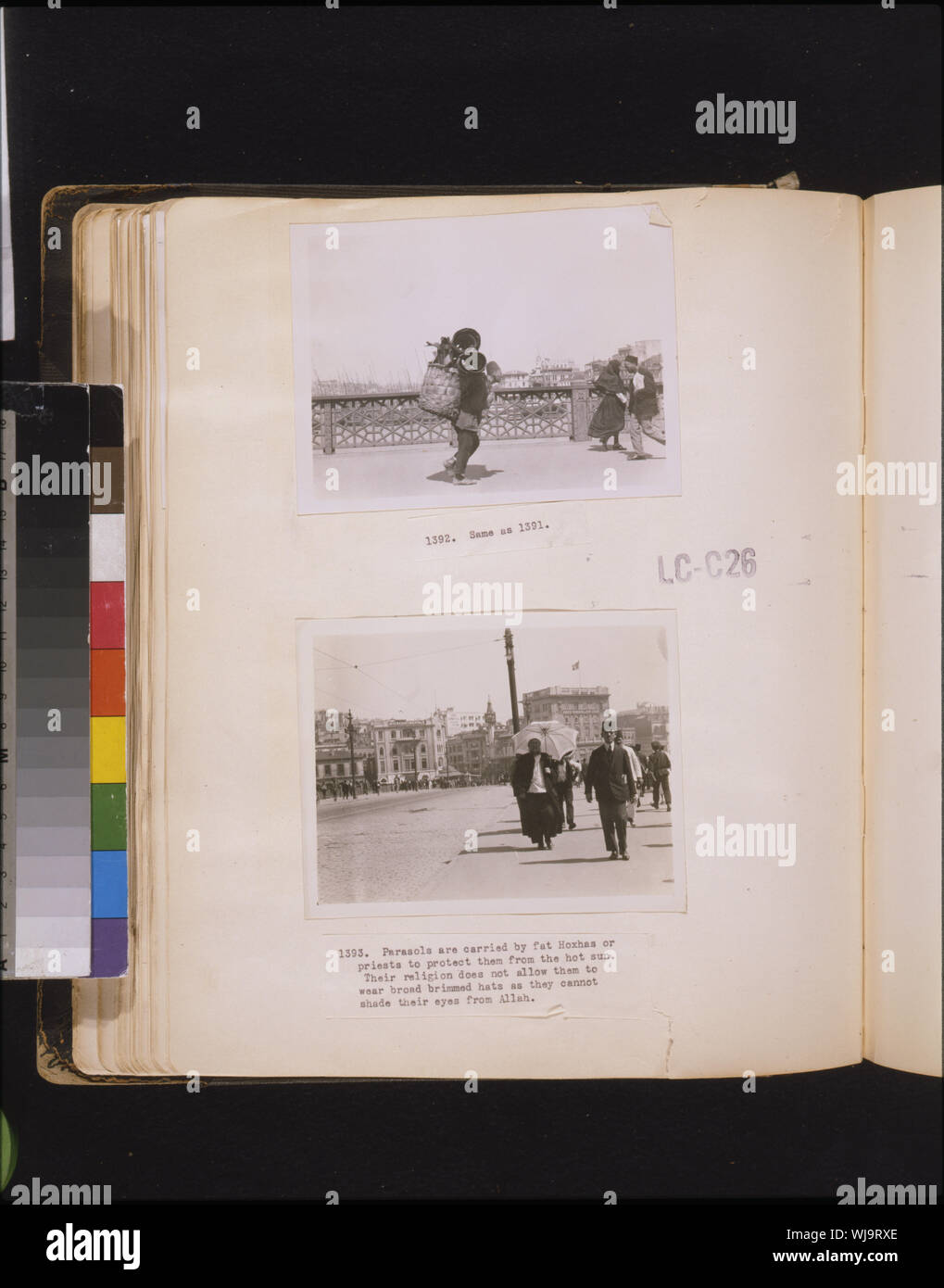 Hamals o facchini sono formati dalla prima infanzia a trasportare grandi carichi sulle loro spalle. Il figlio succede al padre nel business e diventa un membro della Unione Abstract: fotografie mostrano porter con cestello attraversando il Ponte di Galata e un imam portando un ombrello camminare per la strada, Istanbul, Turchia. Foto Stock