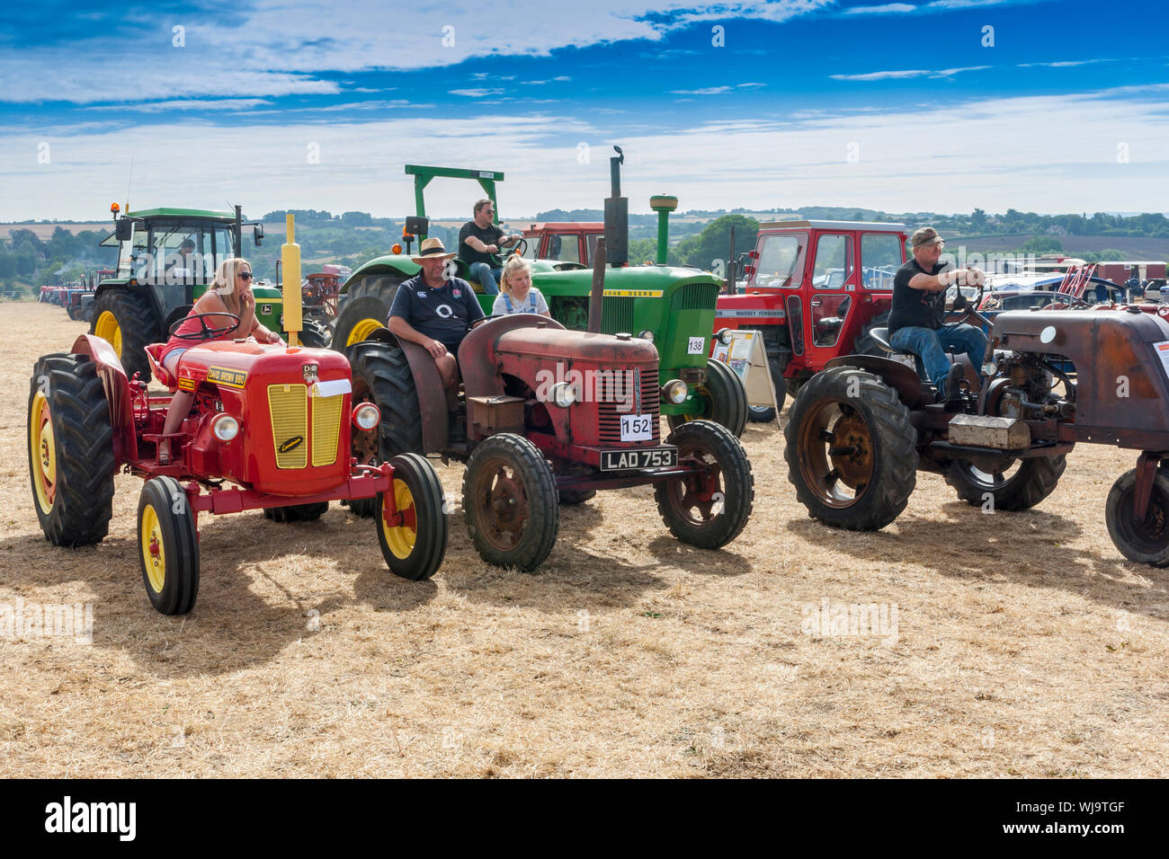 Una selezione di vintage e trattori moderni al 2018 Bassa prosciutto Rally di vapore, Somerset, Inghilterra, Regno Unito Foto Stock