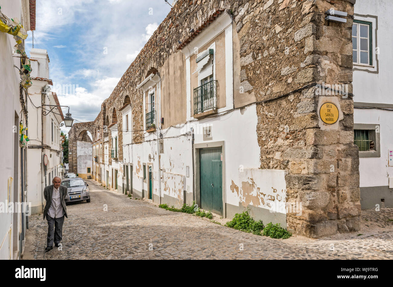 Le case costruite in archi di Aqueduto da Agua de Prata (Argento acque acquedotto), XVI secolo, Rua do Cano in Evora, Alentejo Central, Portogallo Foto Stock